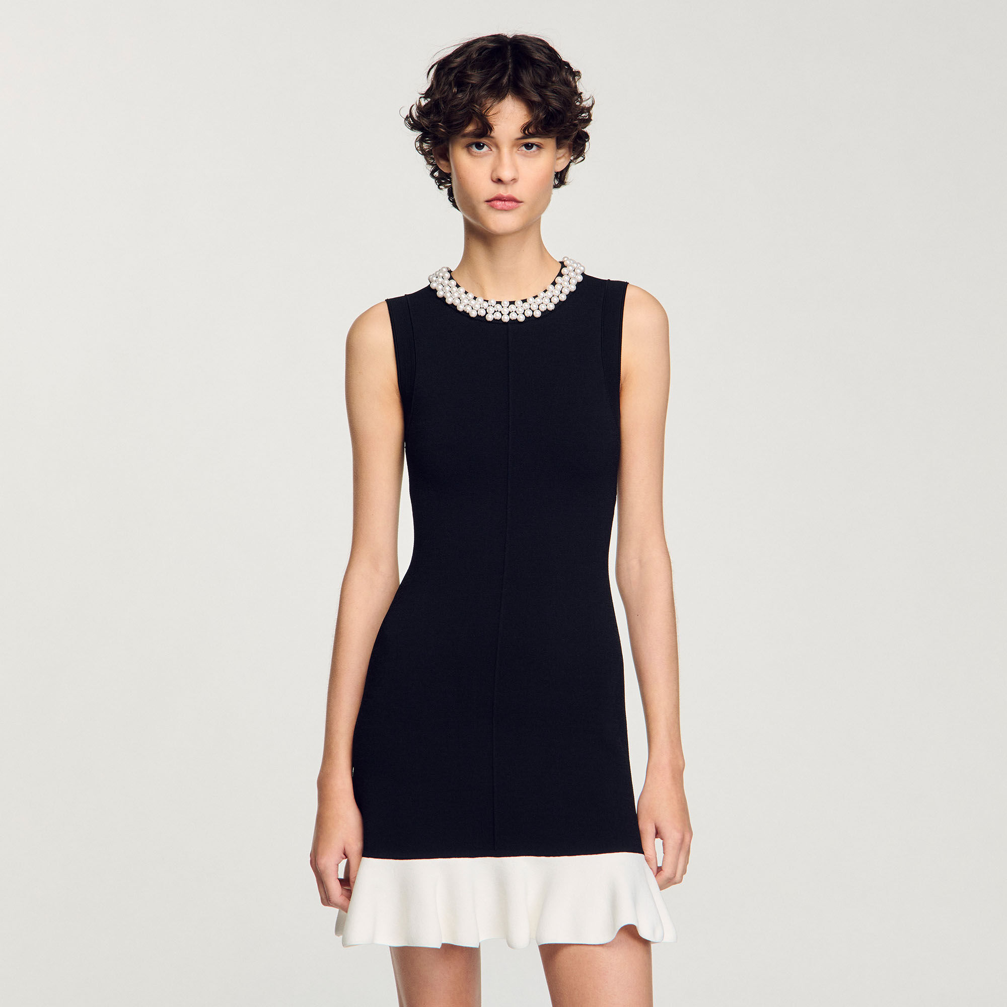 Robe courte en maille à col perlé