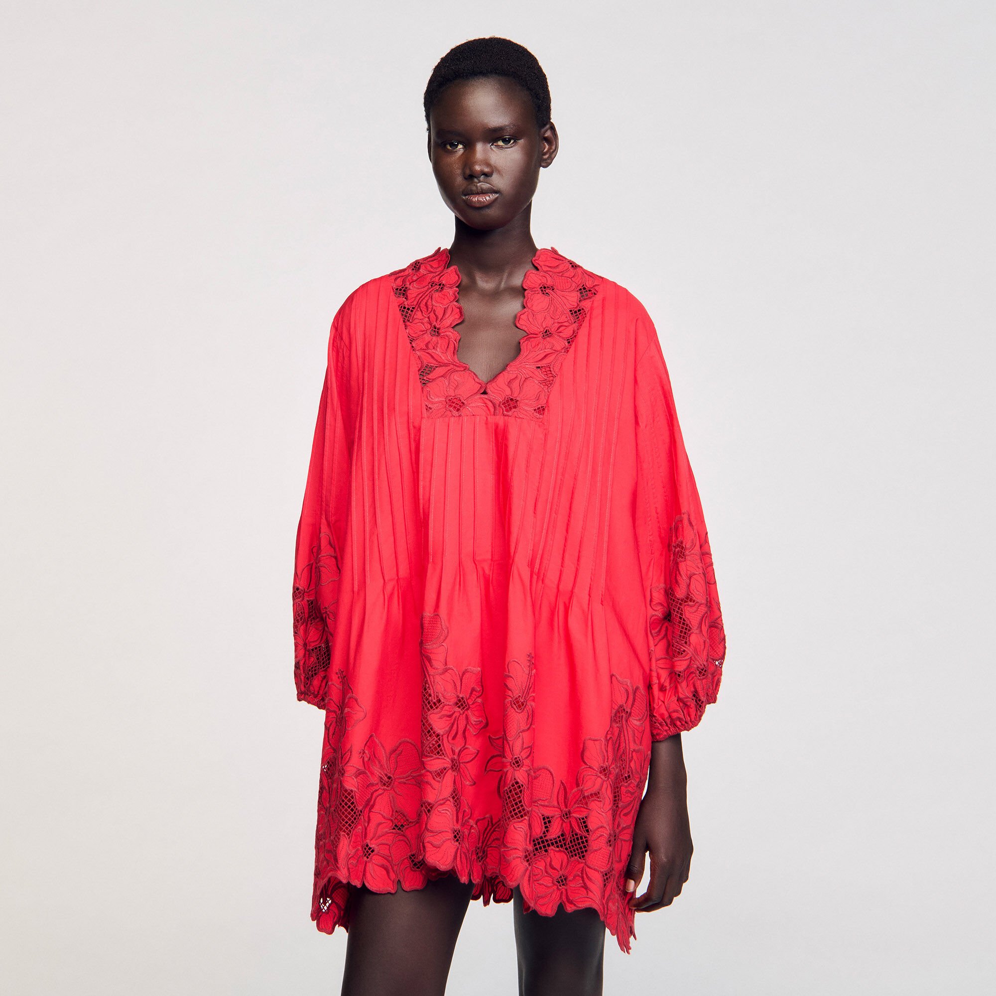 Robe courte à détails fleurs