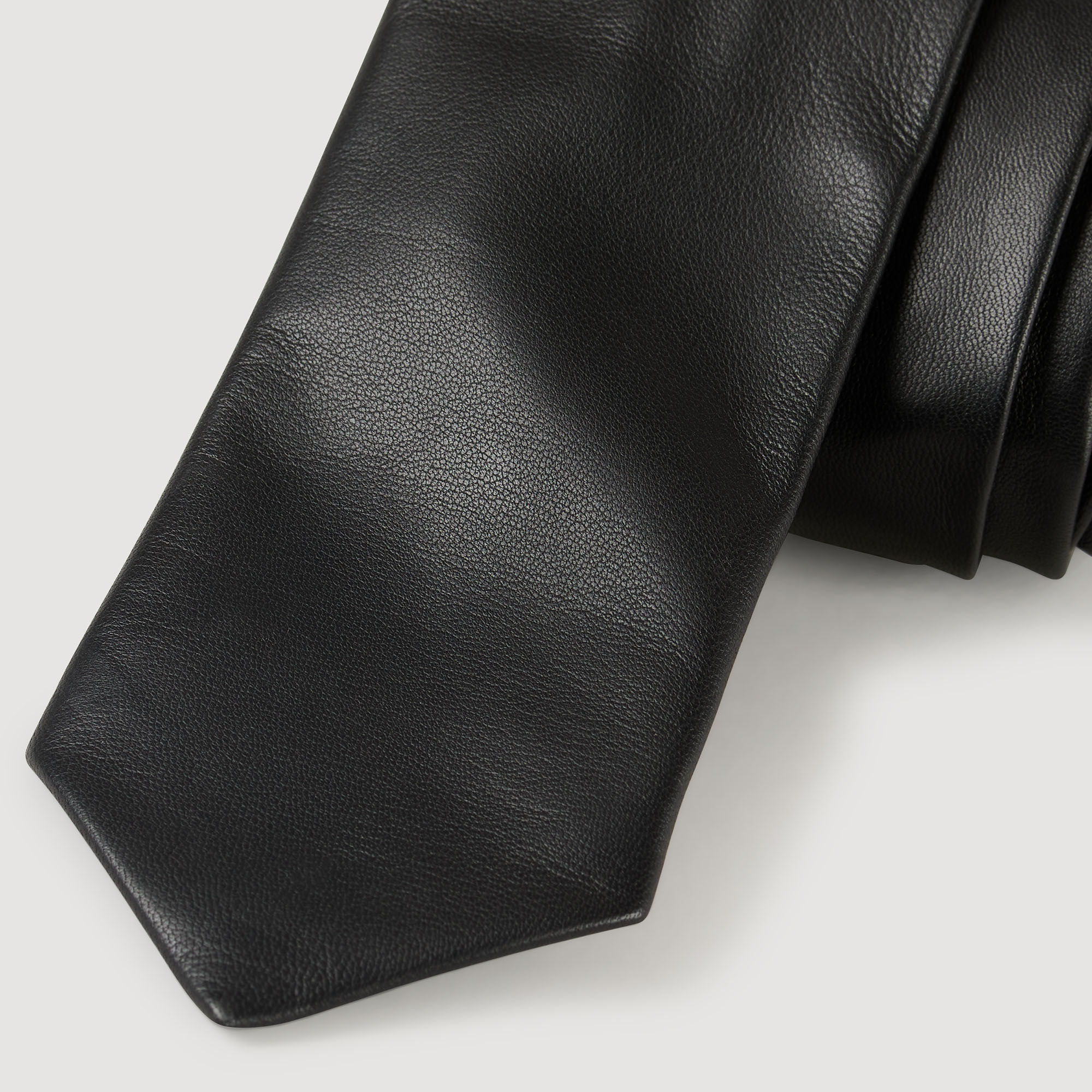 Cravate large en cuir
