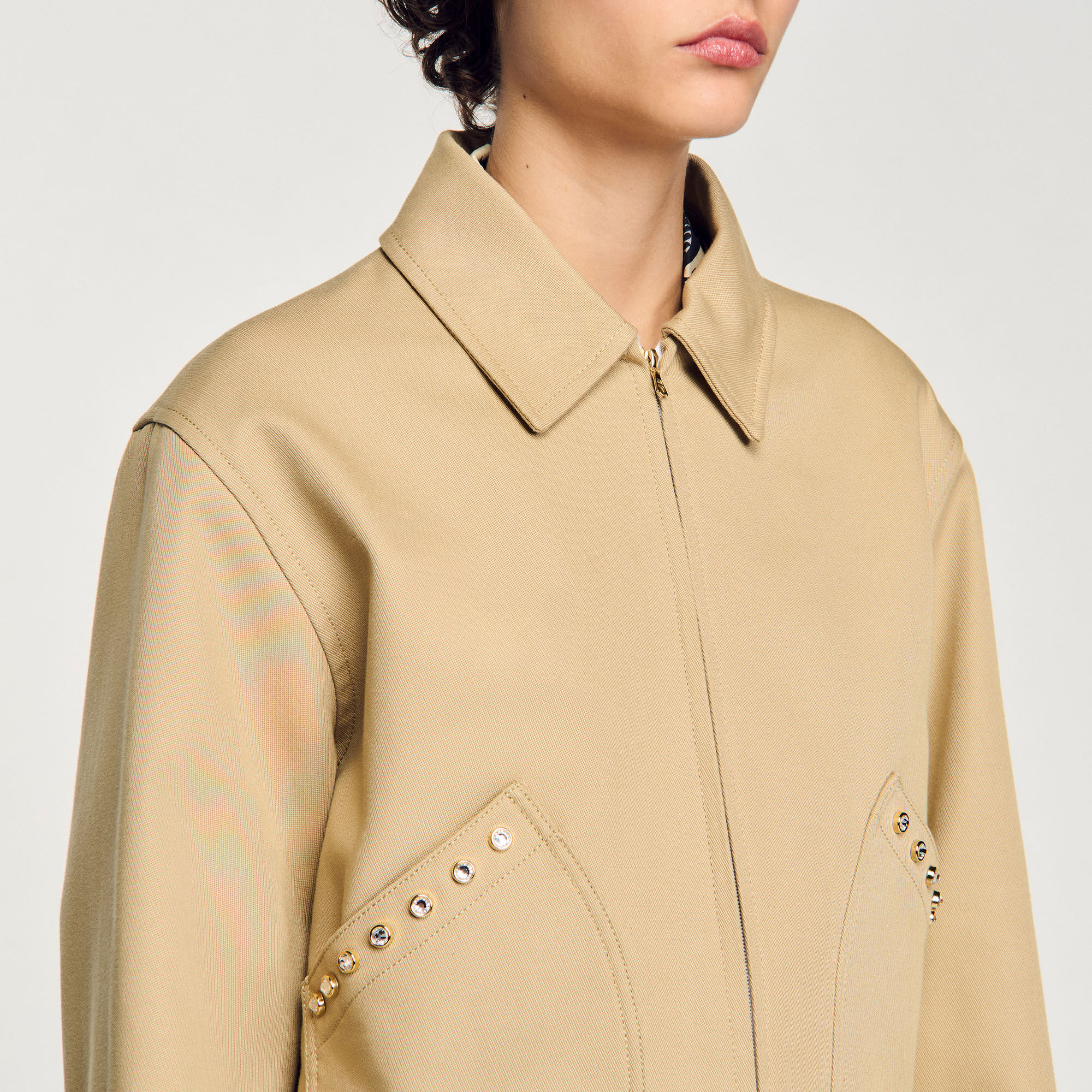 Blouson court à détails strassés