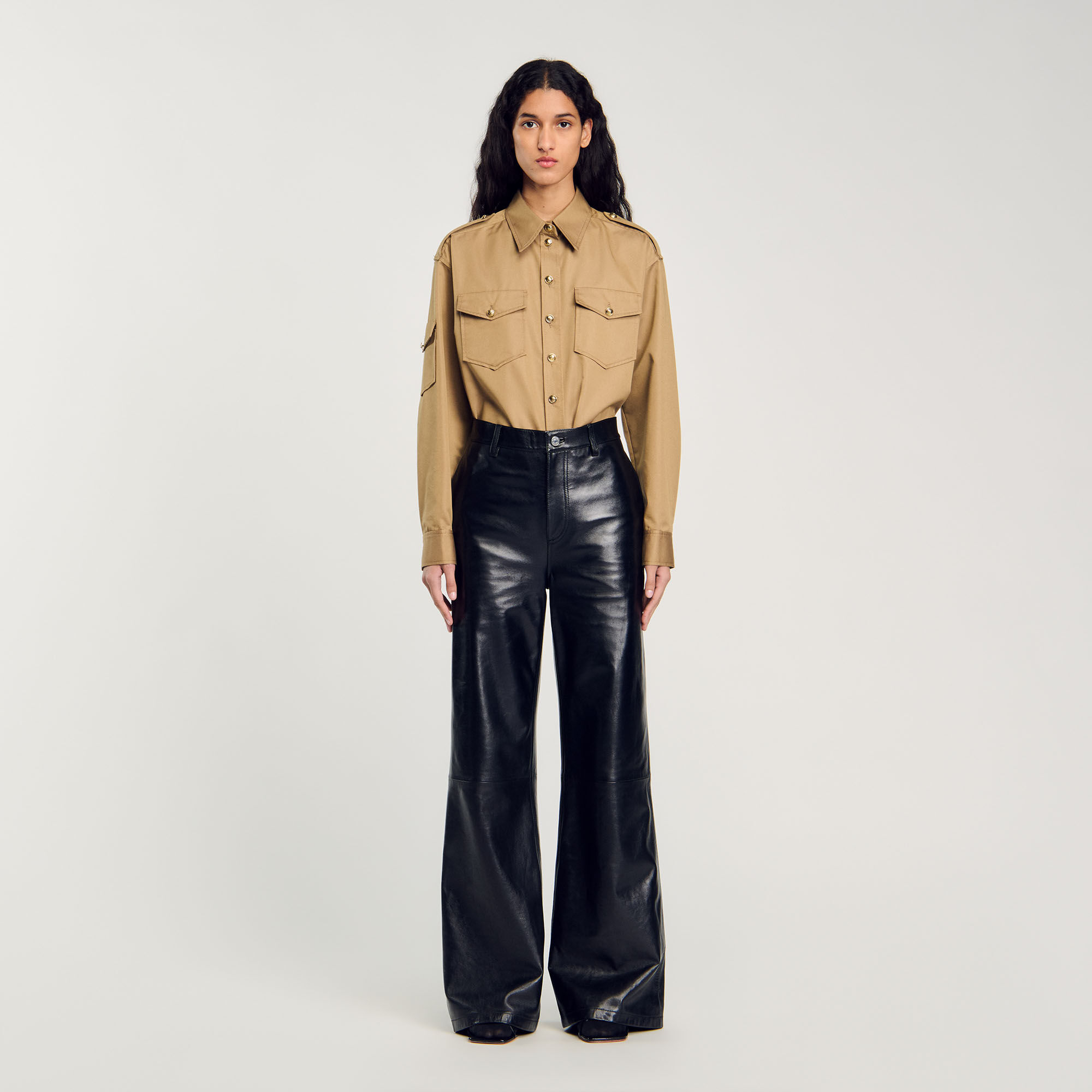 Pantalon evase en cuir gris noir pour femme Sandro Paris