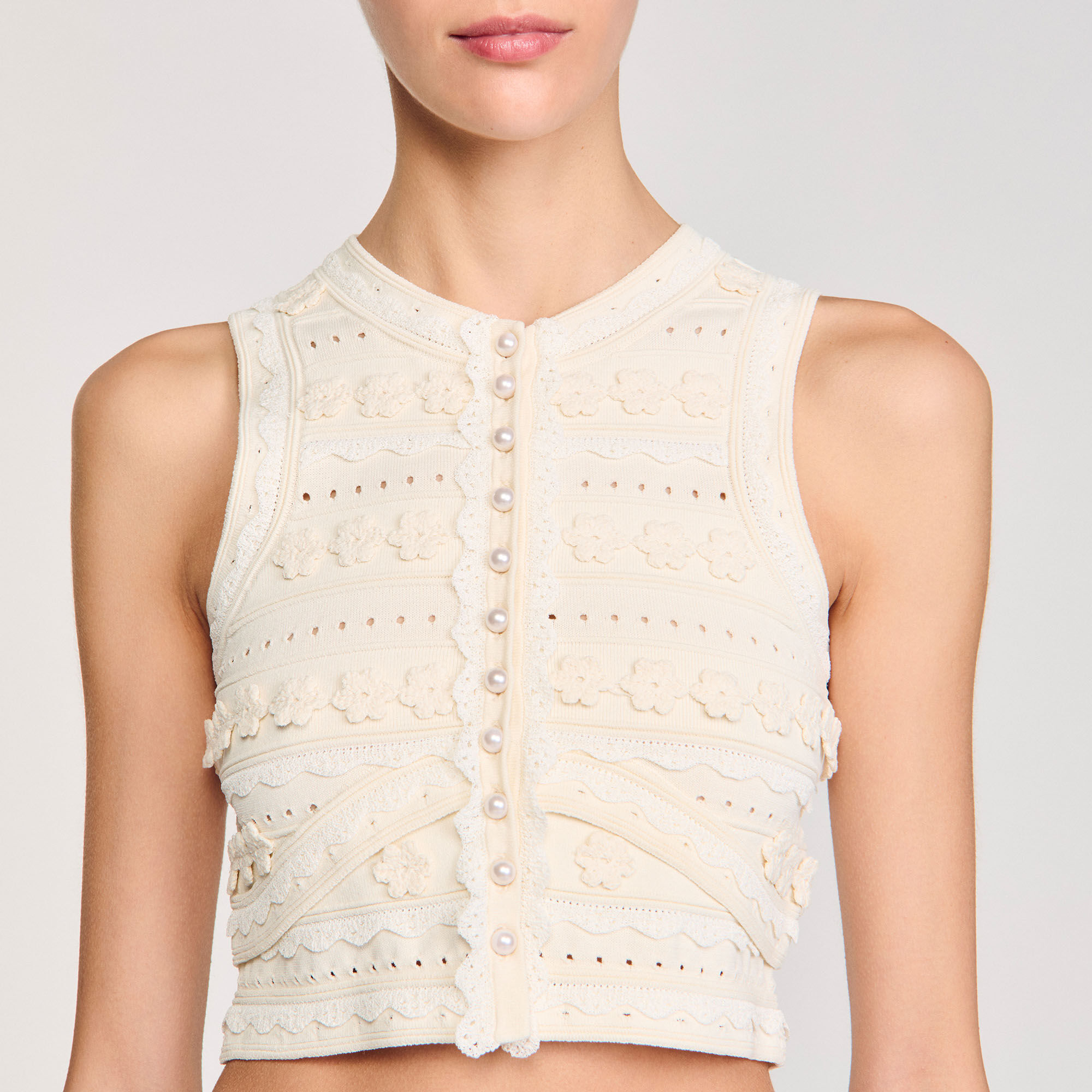 Pull court à détails crochetés