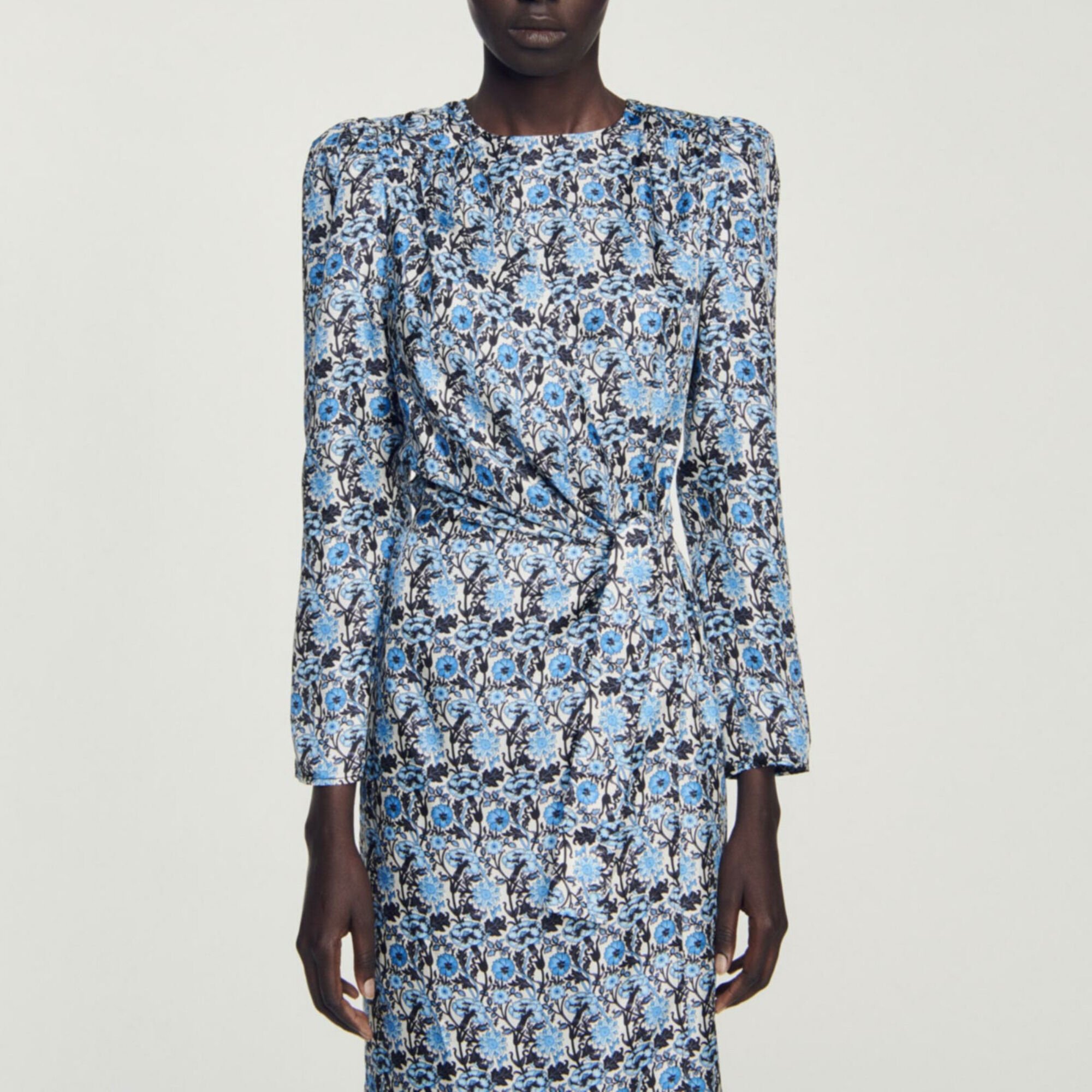 Robe longue en soie drapée