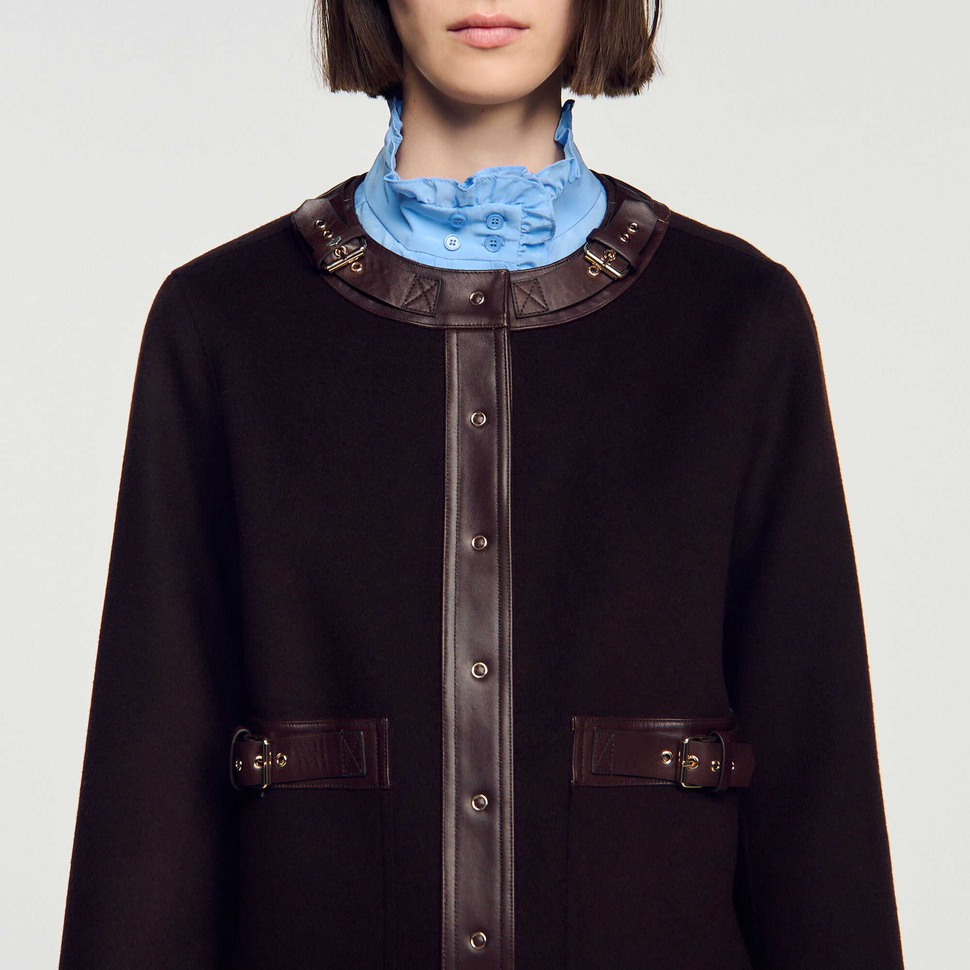 Manteau court &agrave; d&eacute;tails cuir - Femme | Sandro Paris