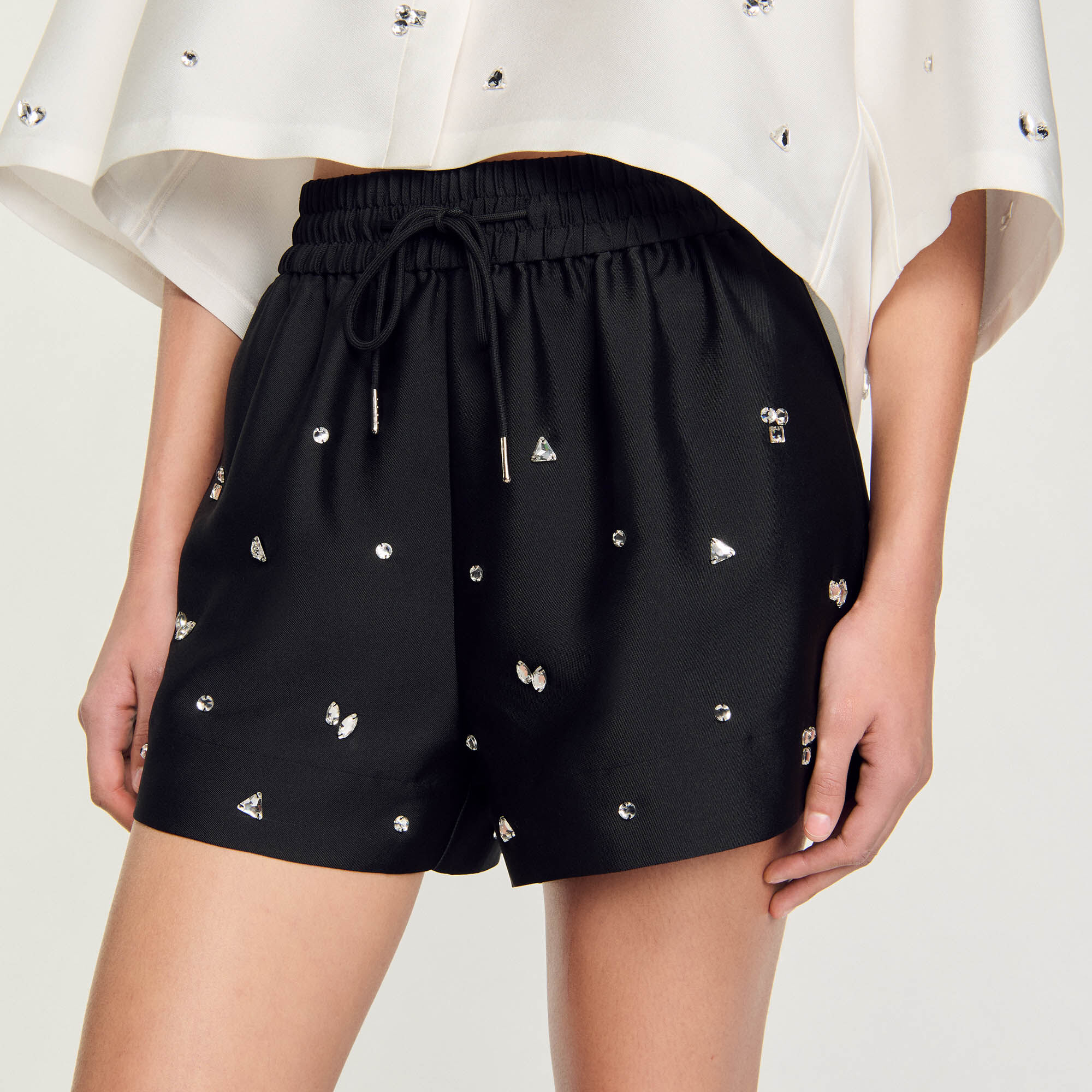 Short large strassé