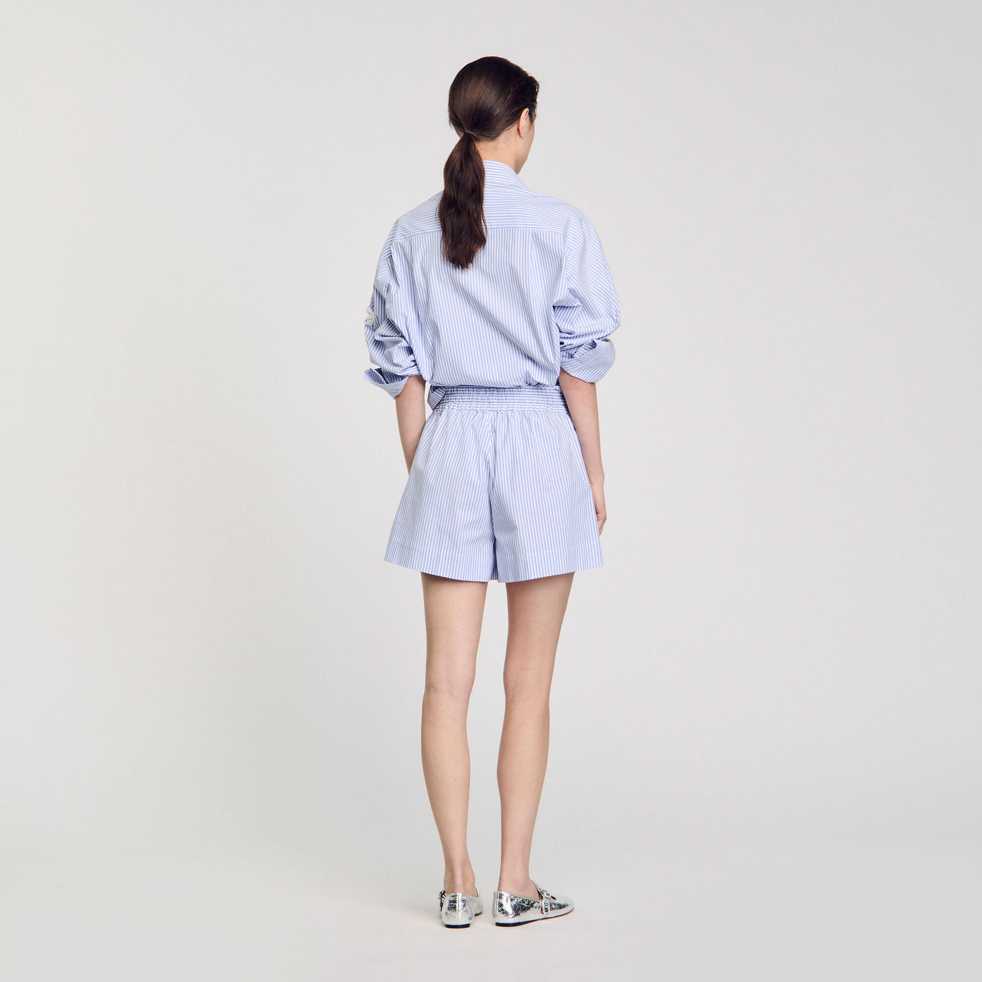 Short &agrave; rayures et d&eacute;tail fleur