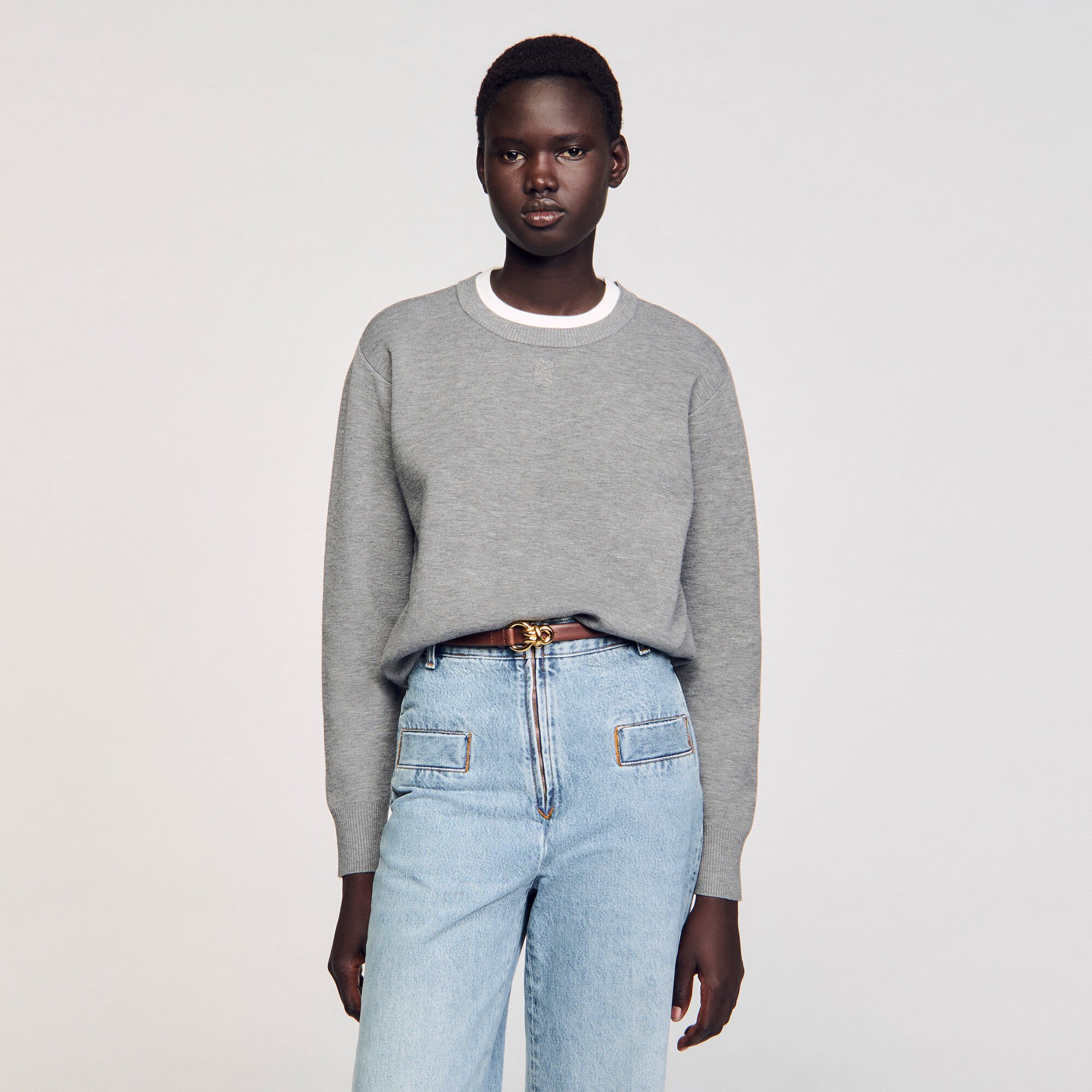 Pull en maille avec encolure brodée