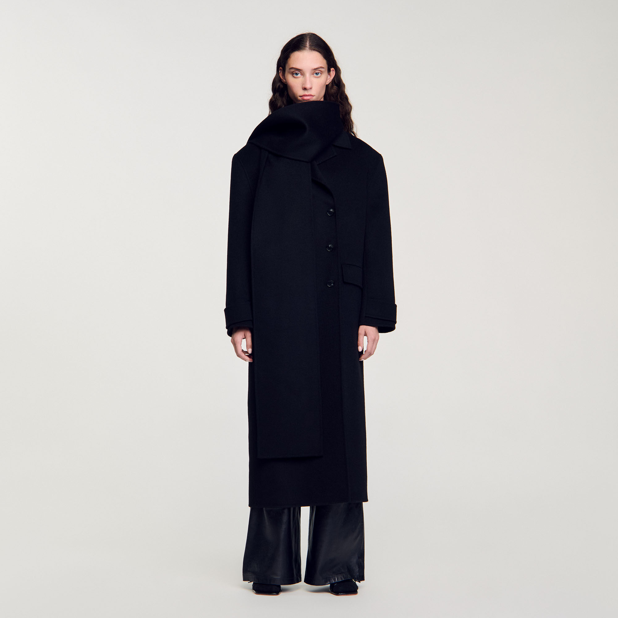 Manteau echarpe oversized en laine gris noir pour femme Sandro Paris