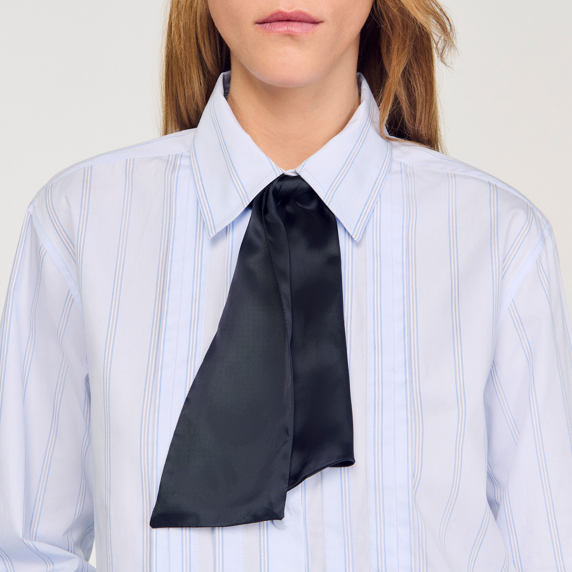 Chemise courte à cravate amovible