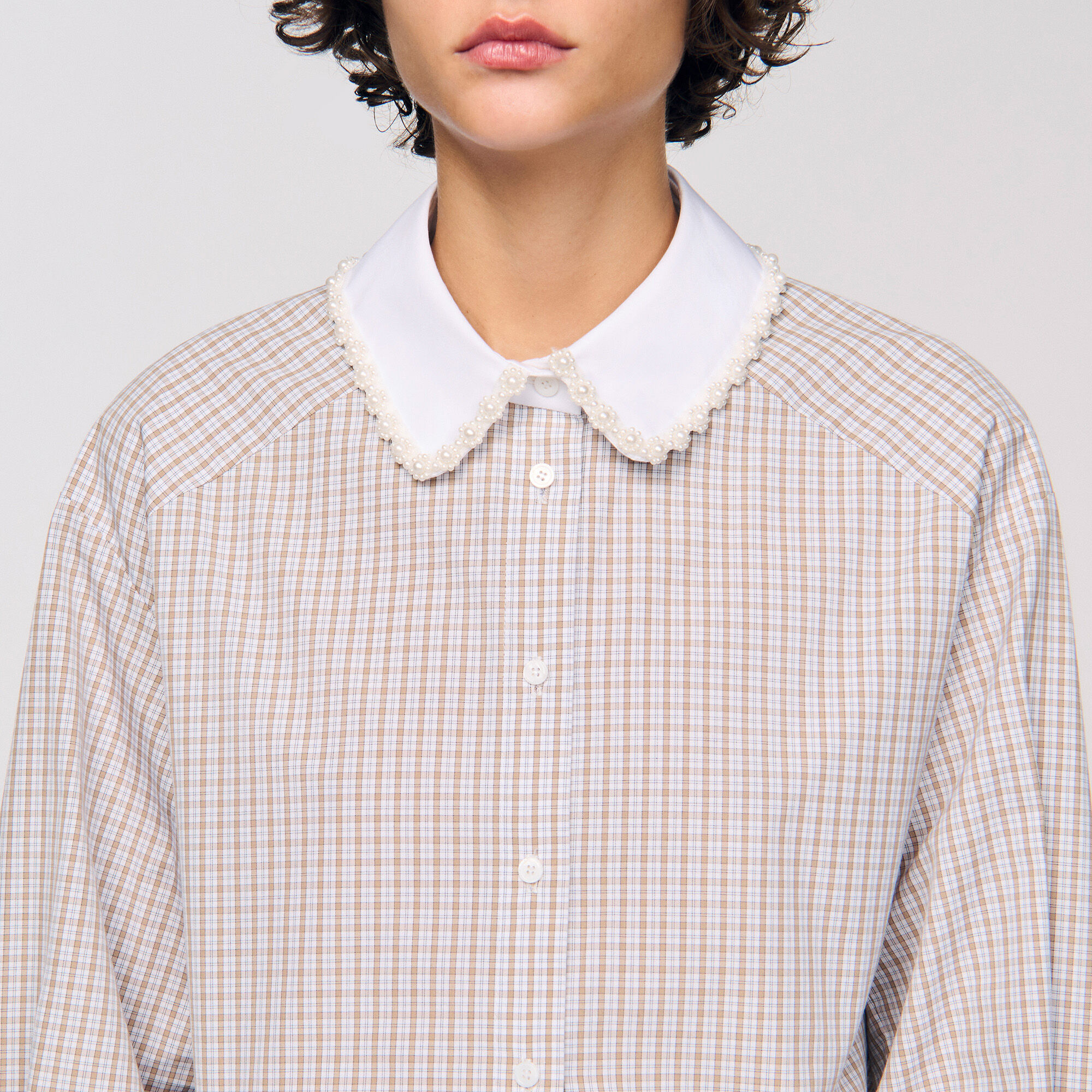 Chemise à carreaux et col perlé