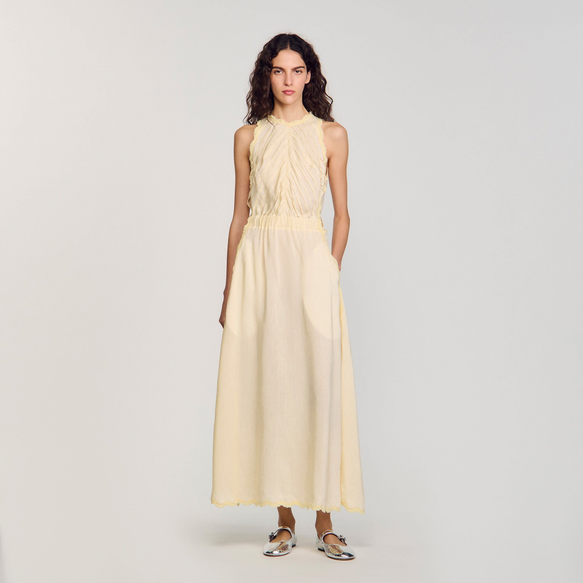 Robe longue  à détails dentelle 