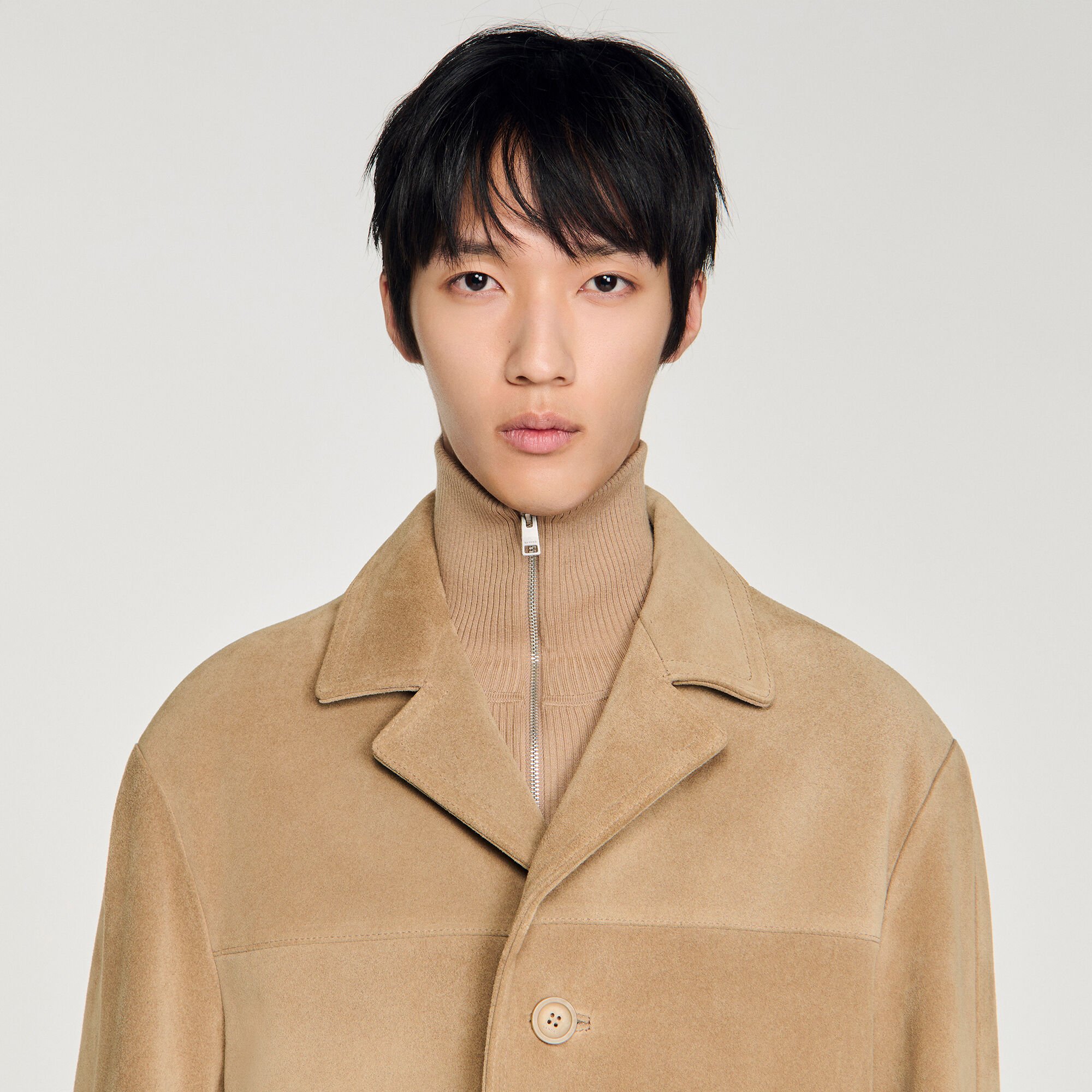 Manteau long en cuir ceintur&eacute;