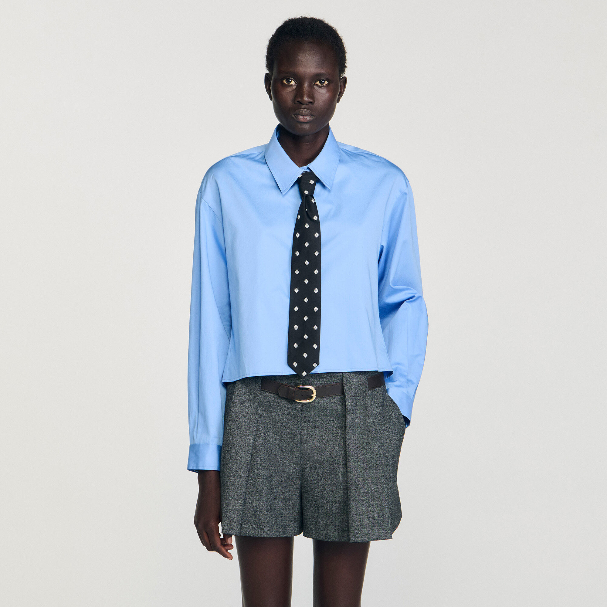 Chemise courte à cravate amovible