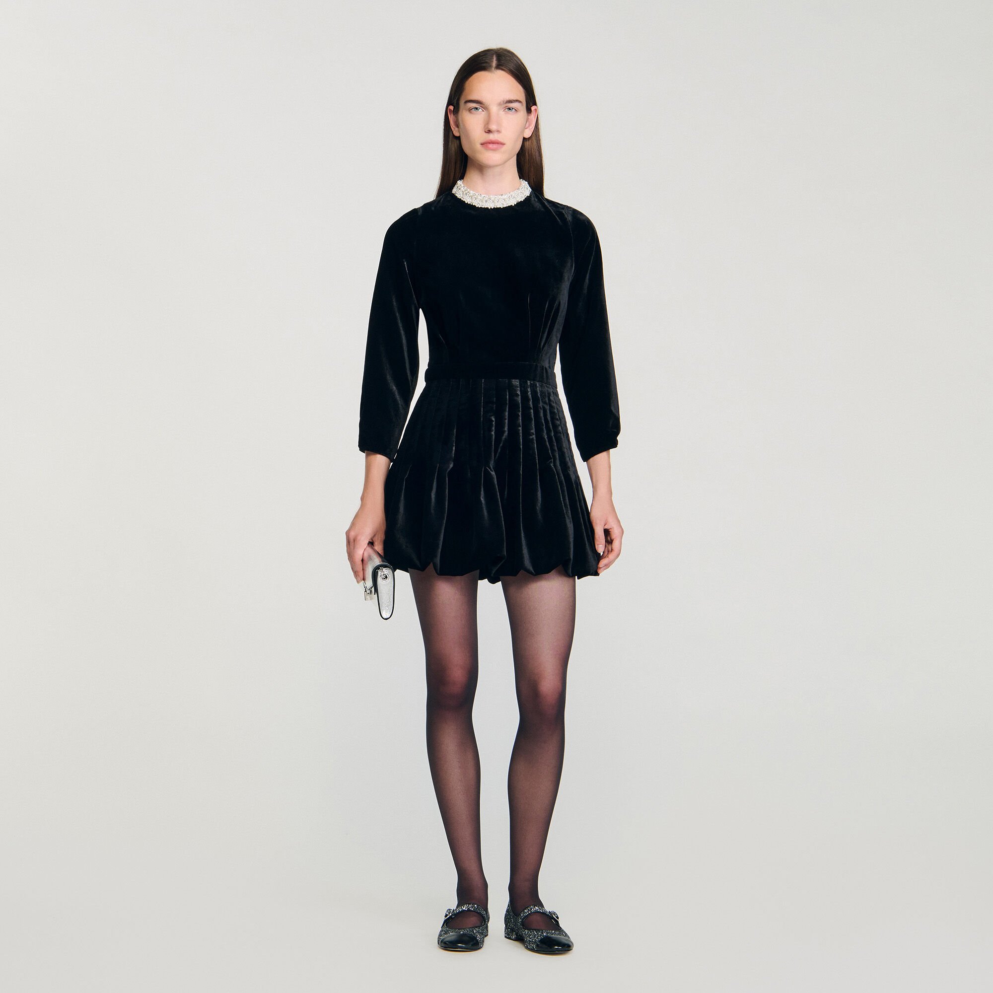 Robe courte en velours perlée