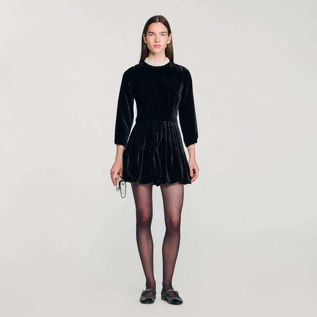 Robe courte en velours perlée