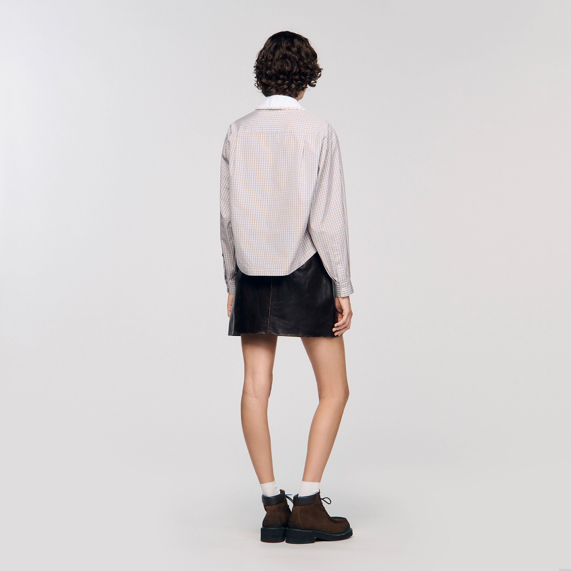 Chemise à carreaux et col perlé