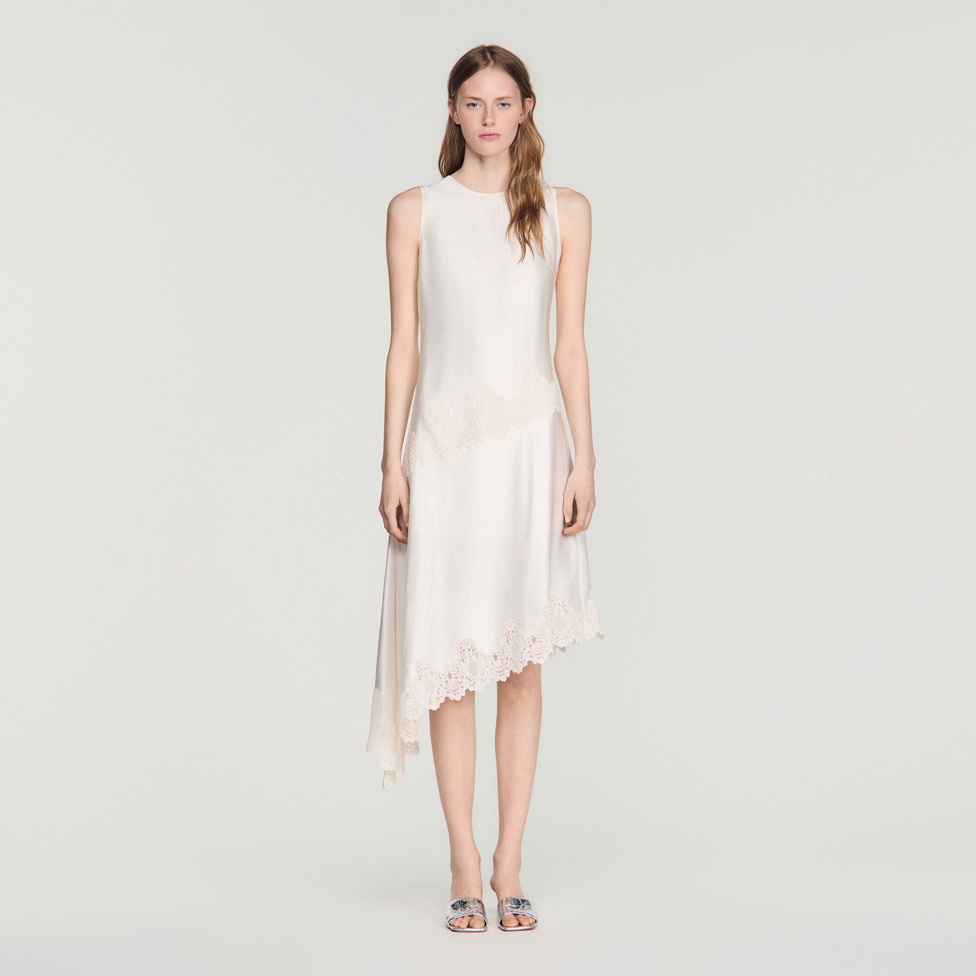 Robe asym&eacute;trique satin&eacute;e