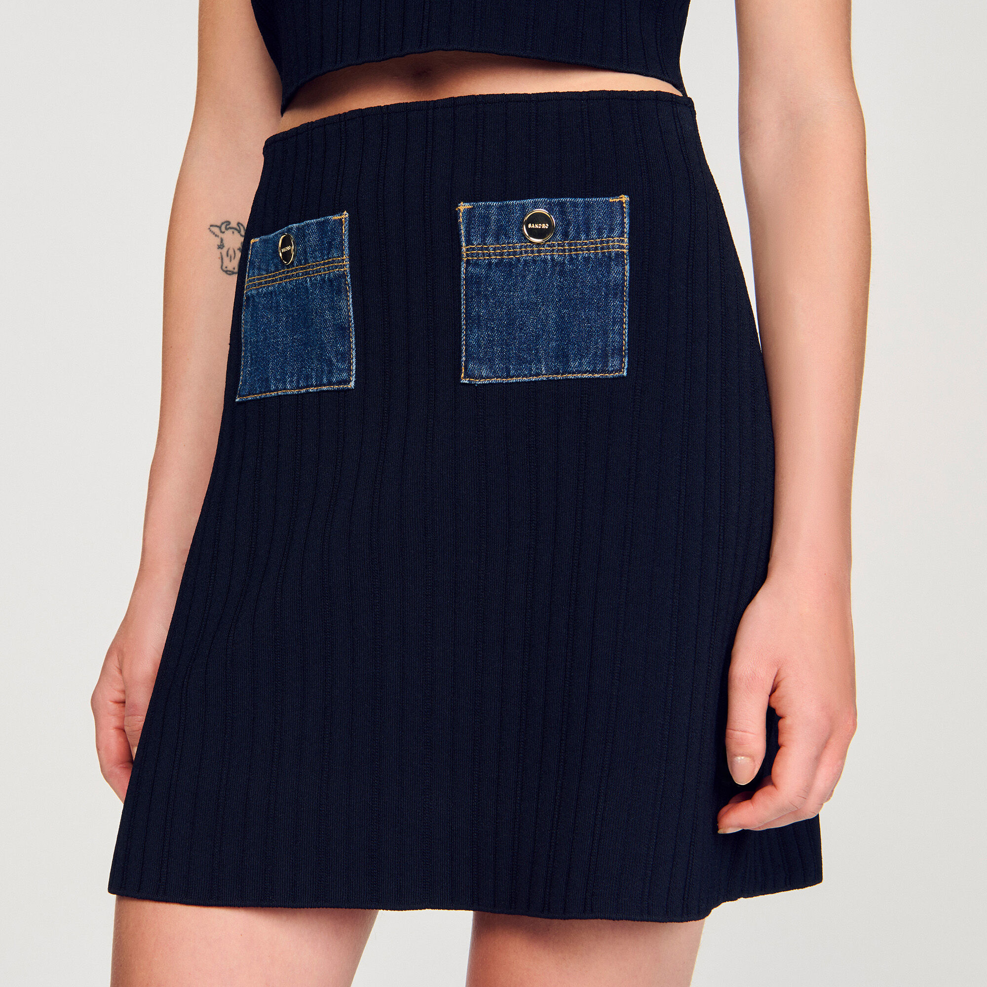 Jupe courte en maille et denim Jupe courte en maille et denim