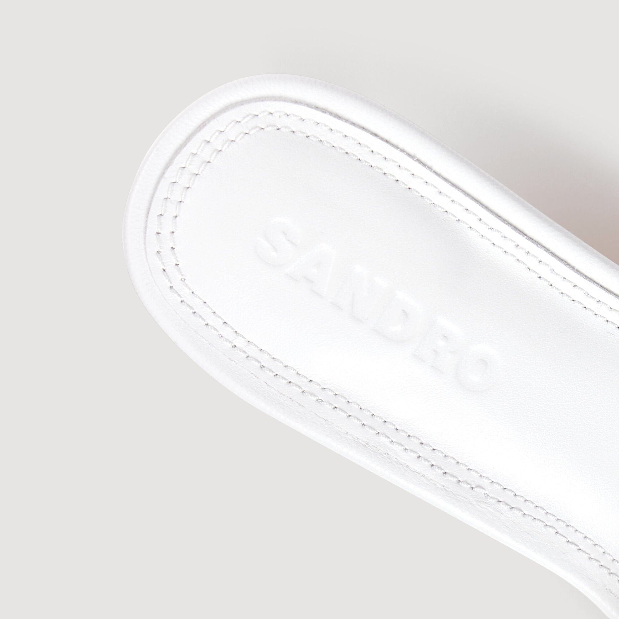 Mules &agrave; talon en cuir lisse