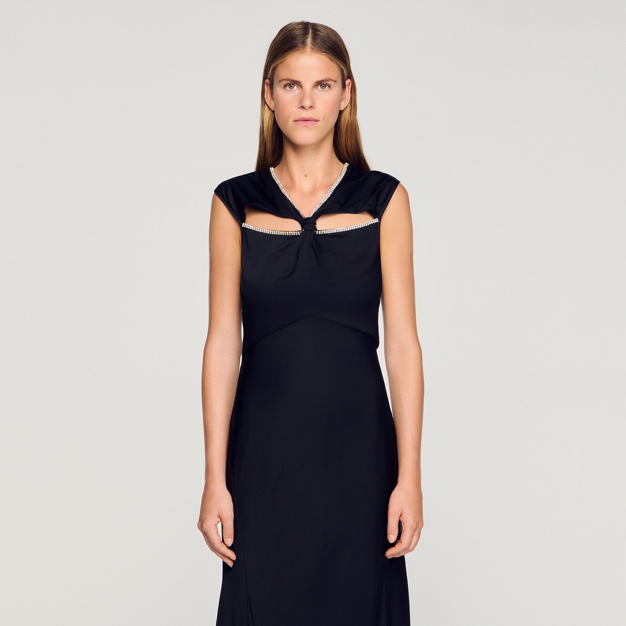 Robe longue satinée strassée