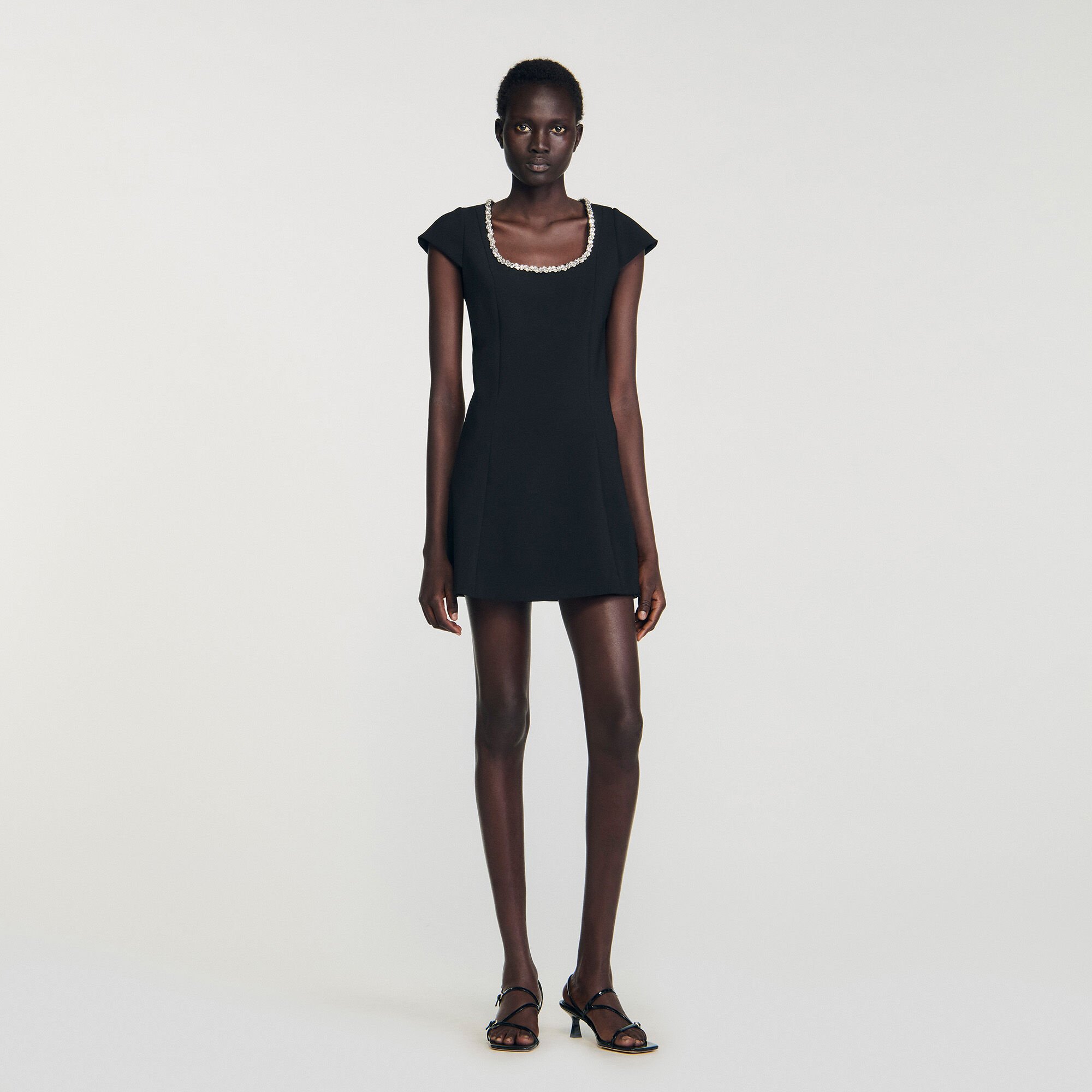 Robe courte à col strassé