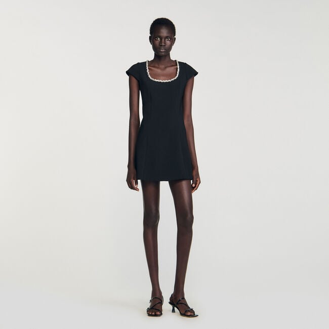 Robe courte à col strassé