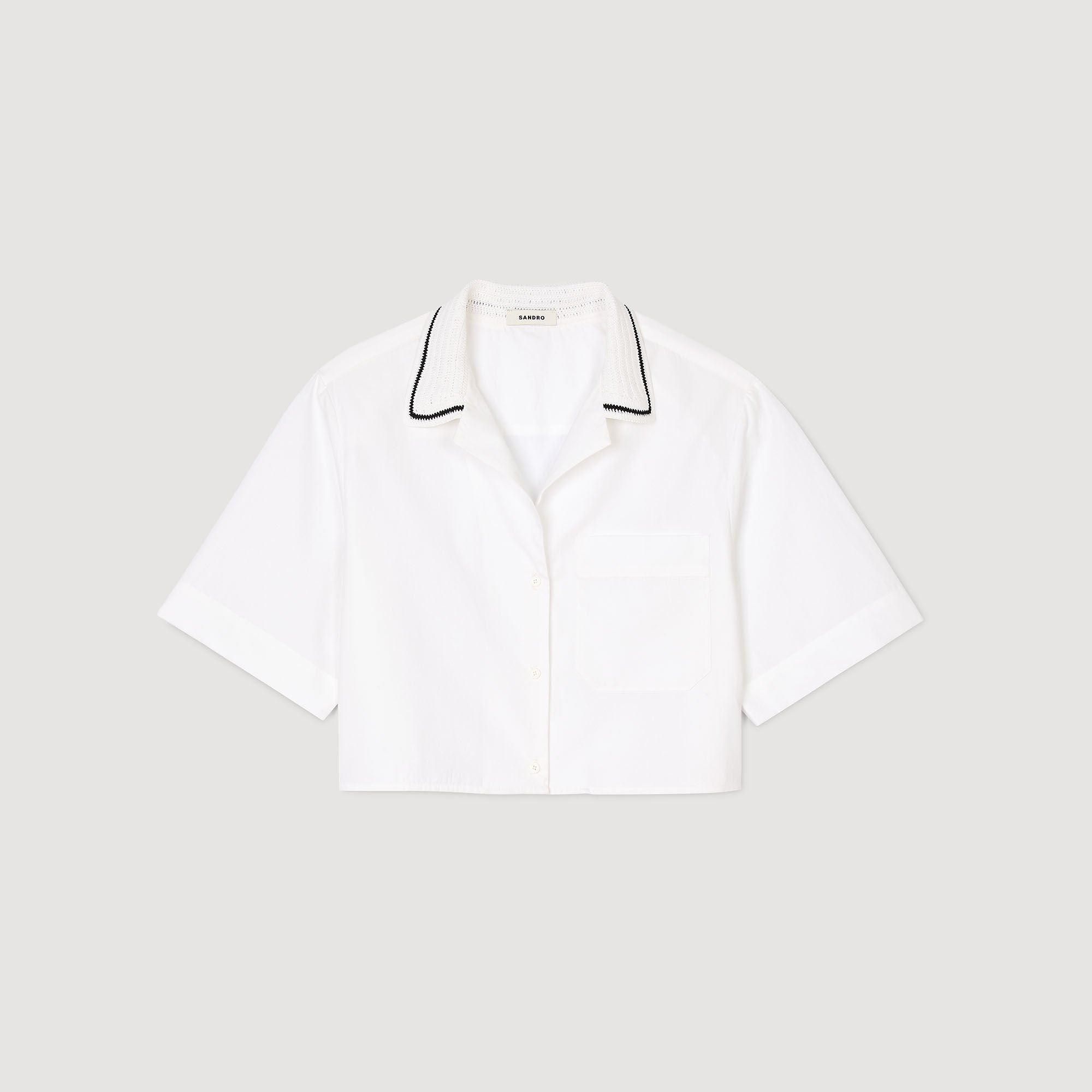 Chemise à col en crochet
