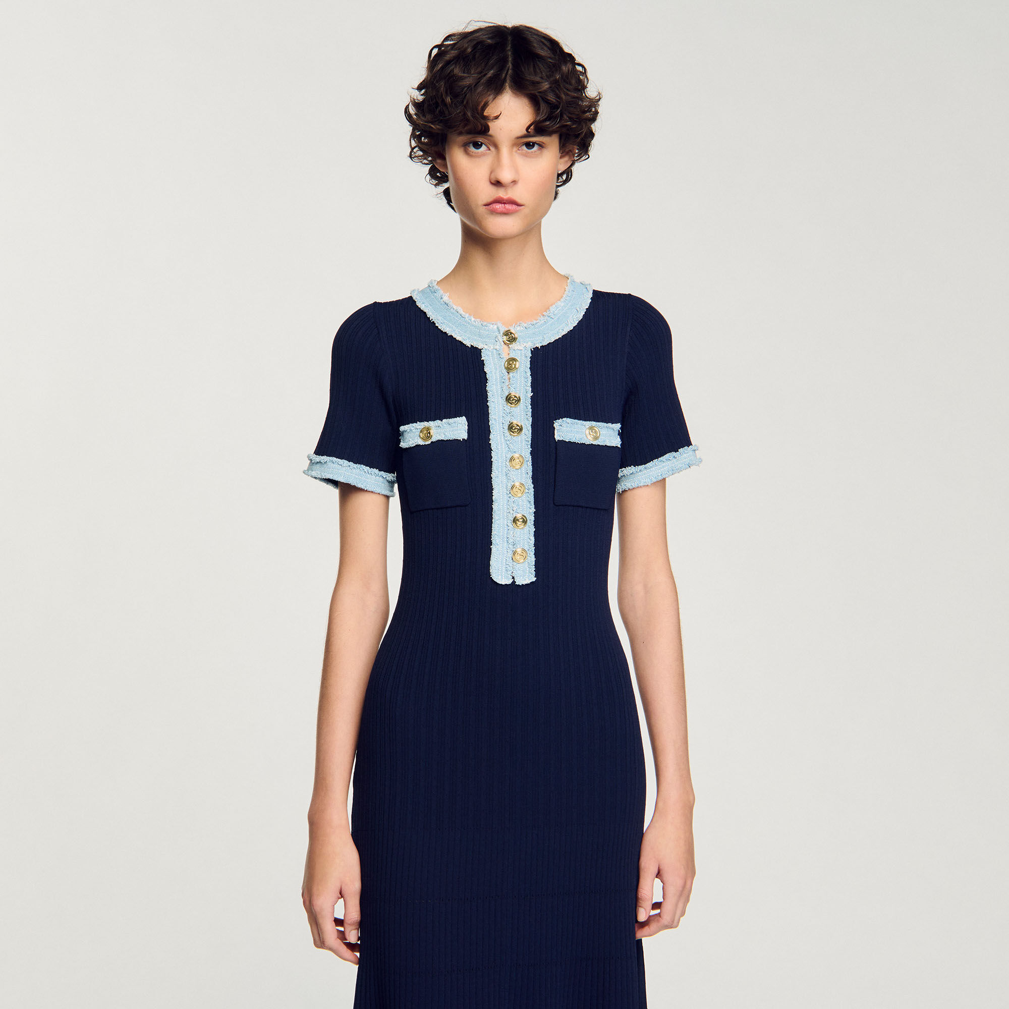 Robe longue en maille à détails denim