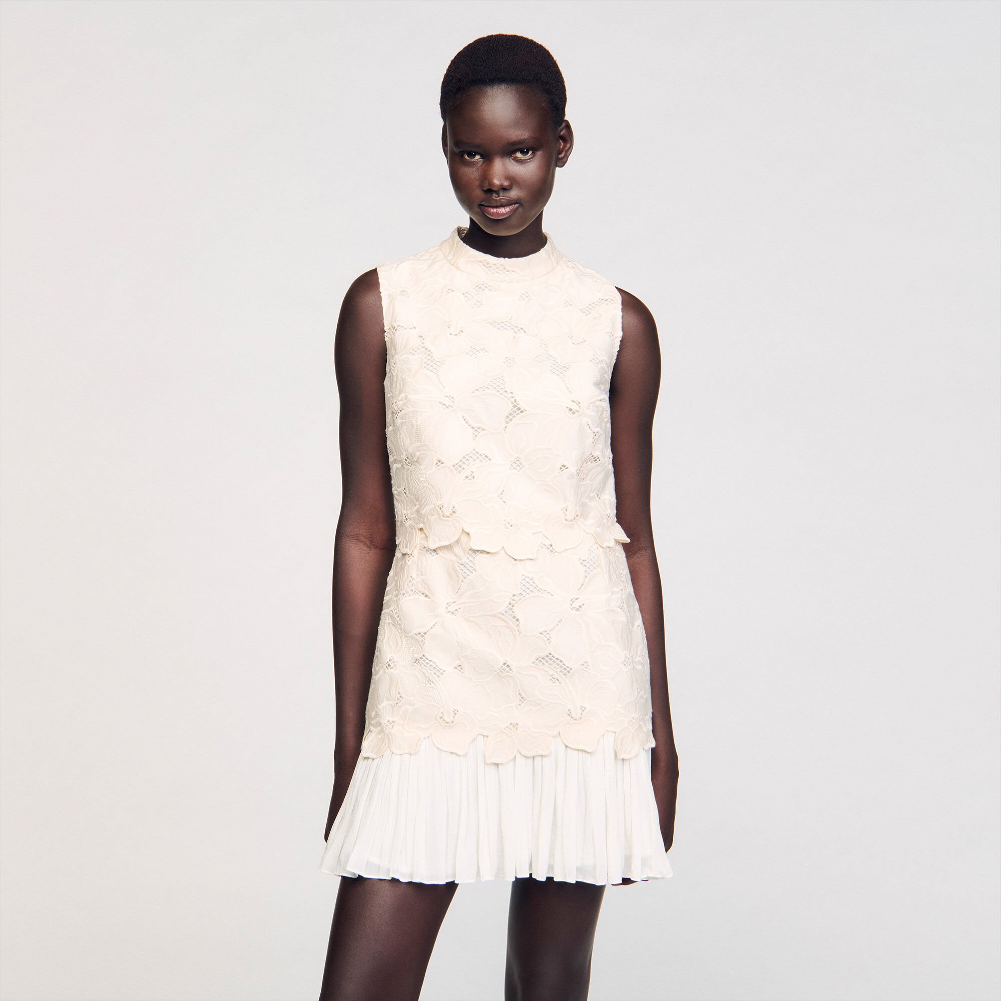 Robe courte en guipure 