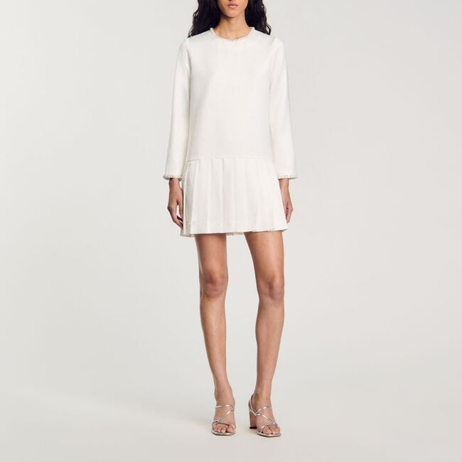 Robe courte perlée en satin 