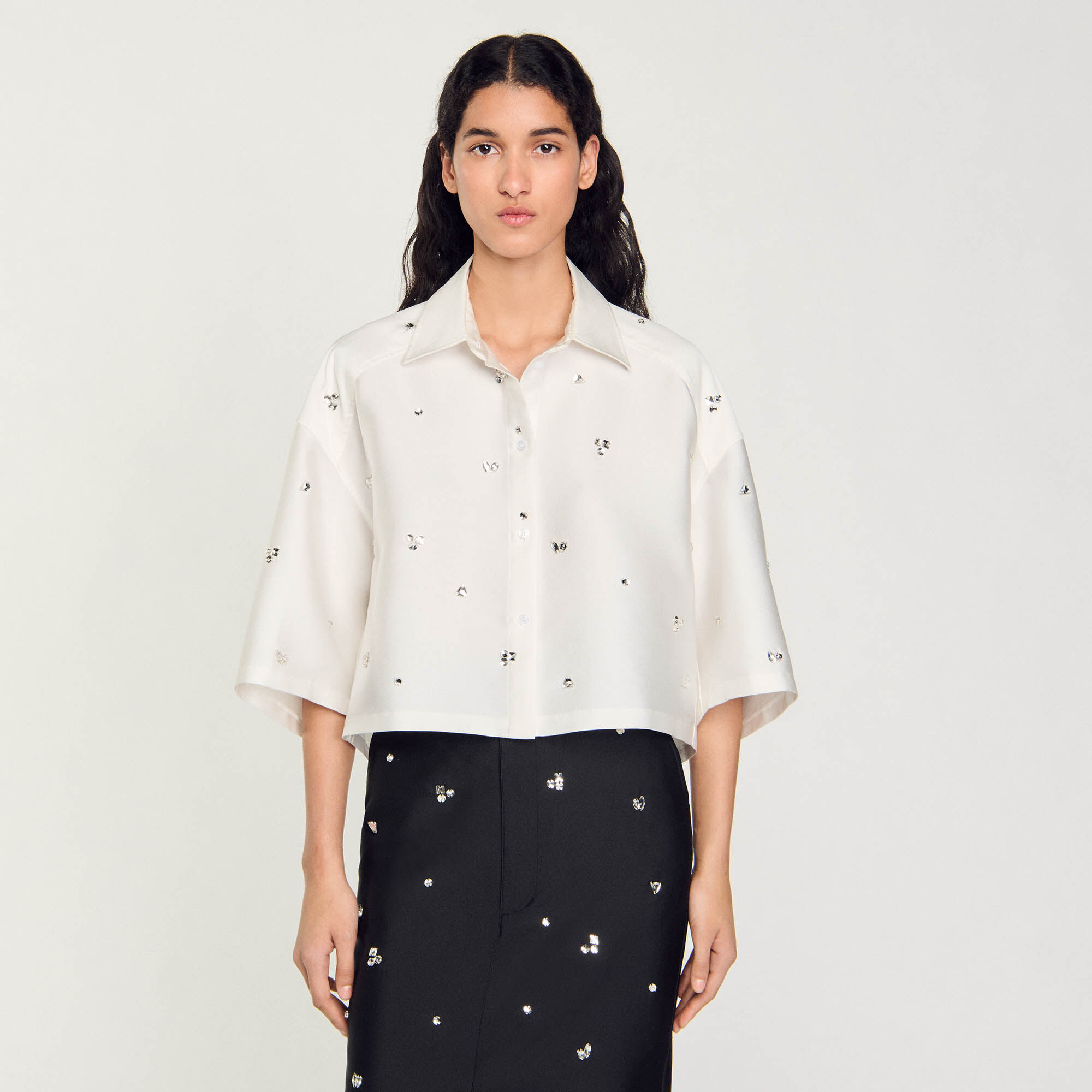Chemise ornée de strass brodés
