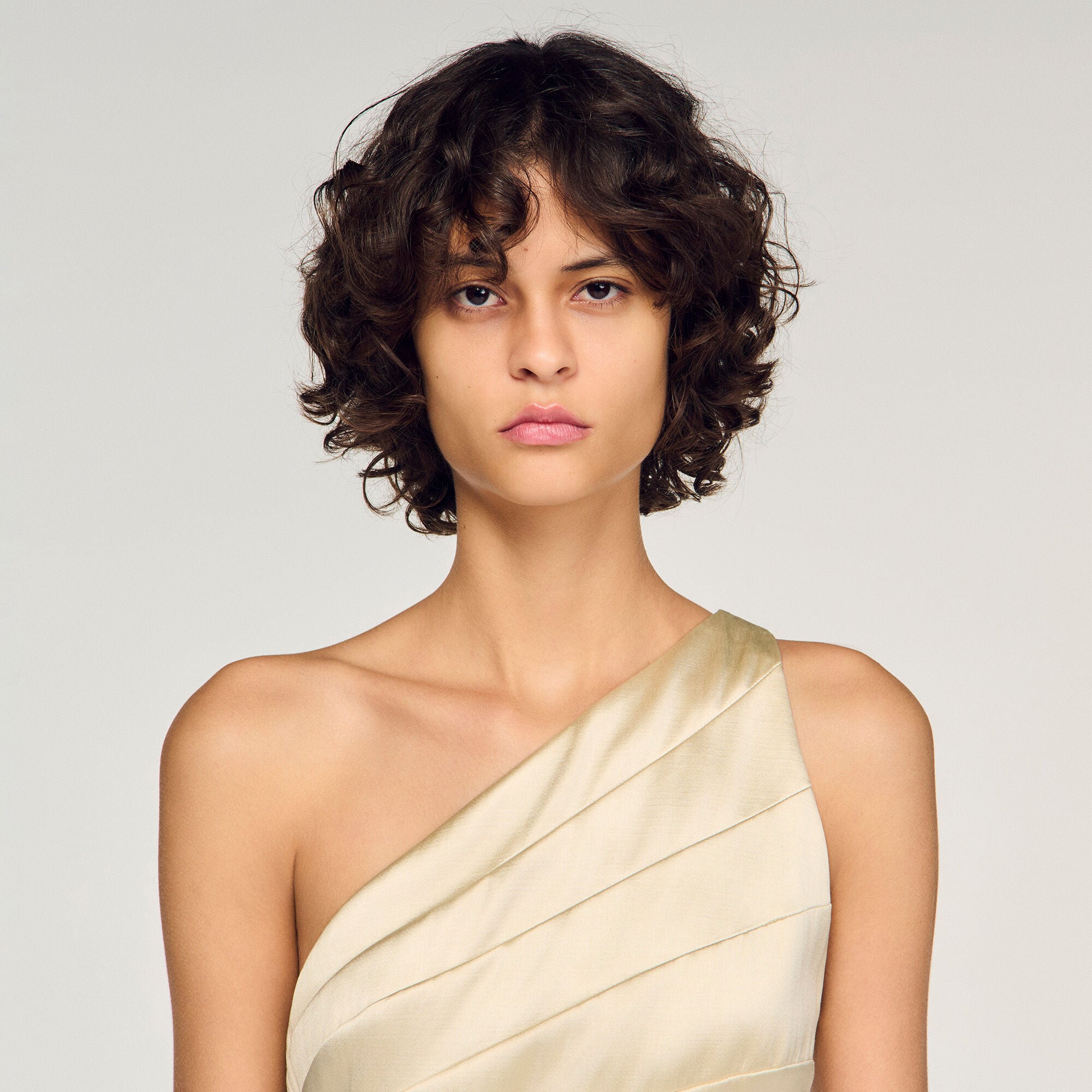 Robe courte satin&eacute;e &agrave; d&eacute;coupes