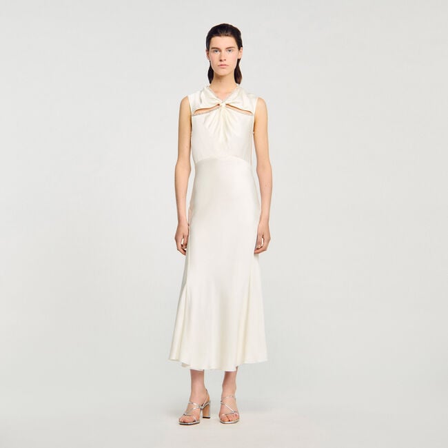 Robe longue satinée strassée
