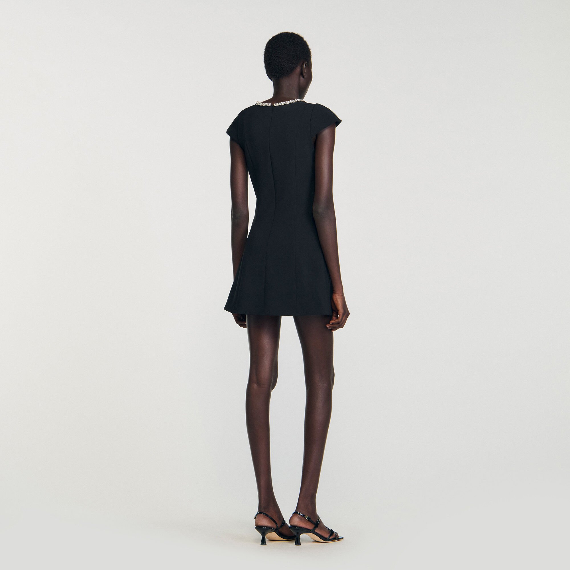 Robe courte à col strassé
