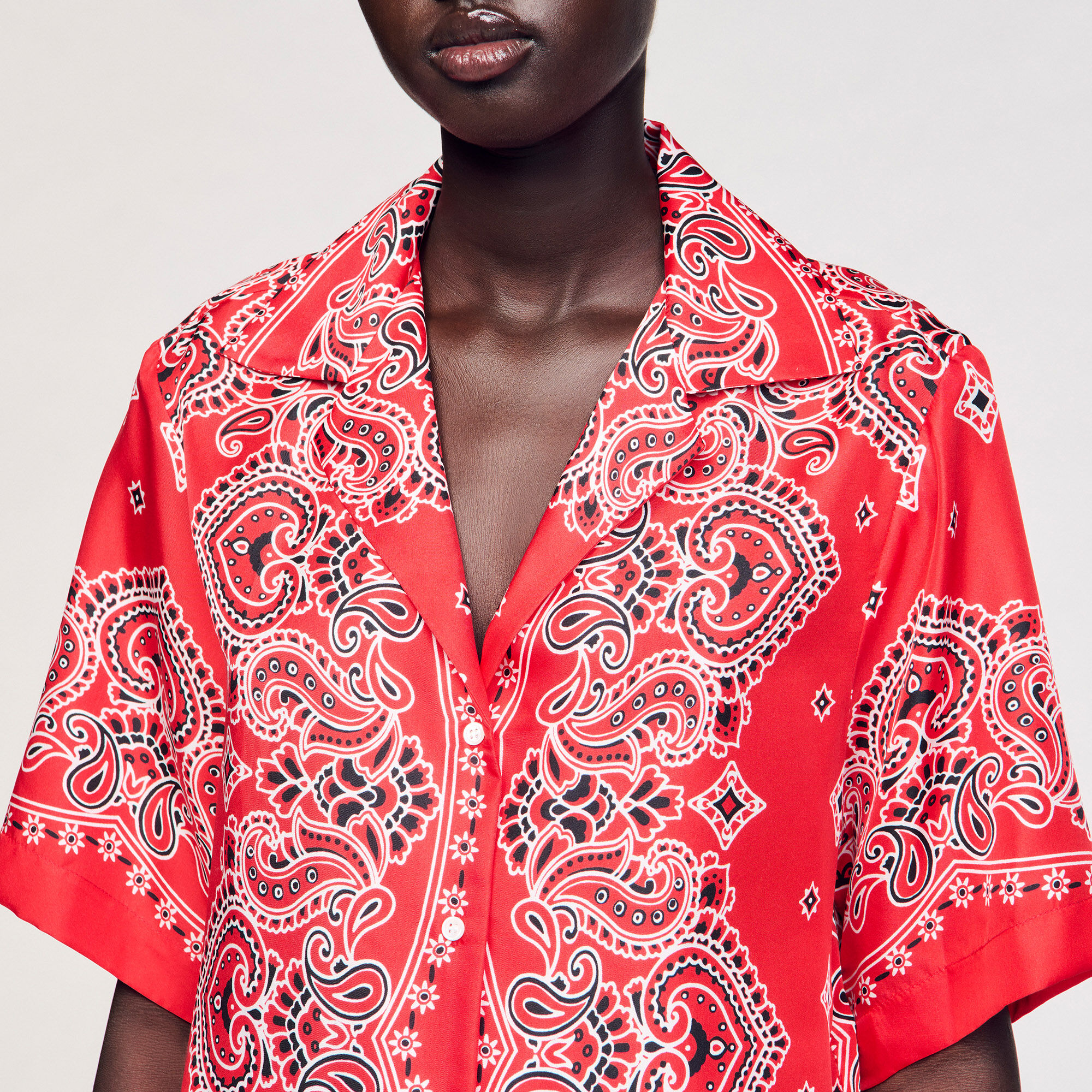 Chemise en soie à imprimé bandana