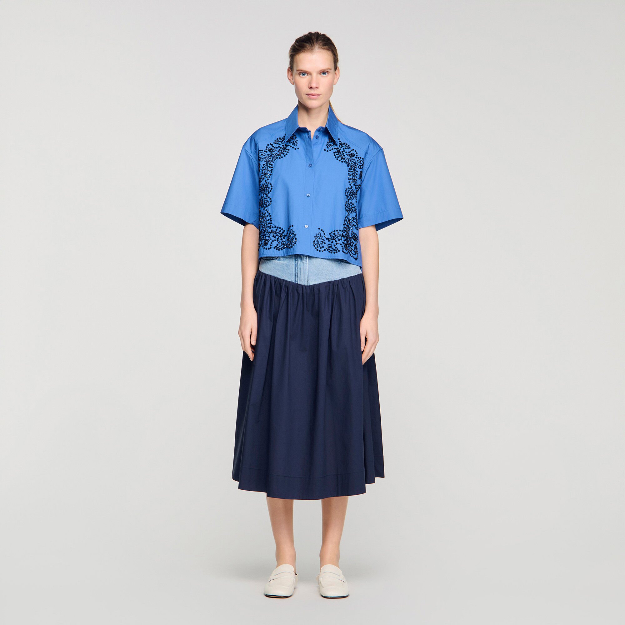 Chemise brod&eacute;e et perl&eacute;e 