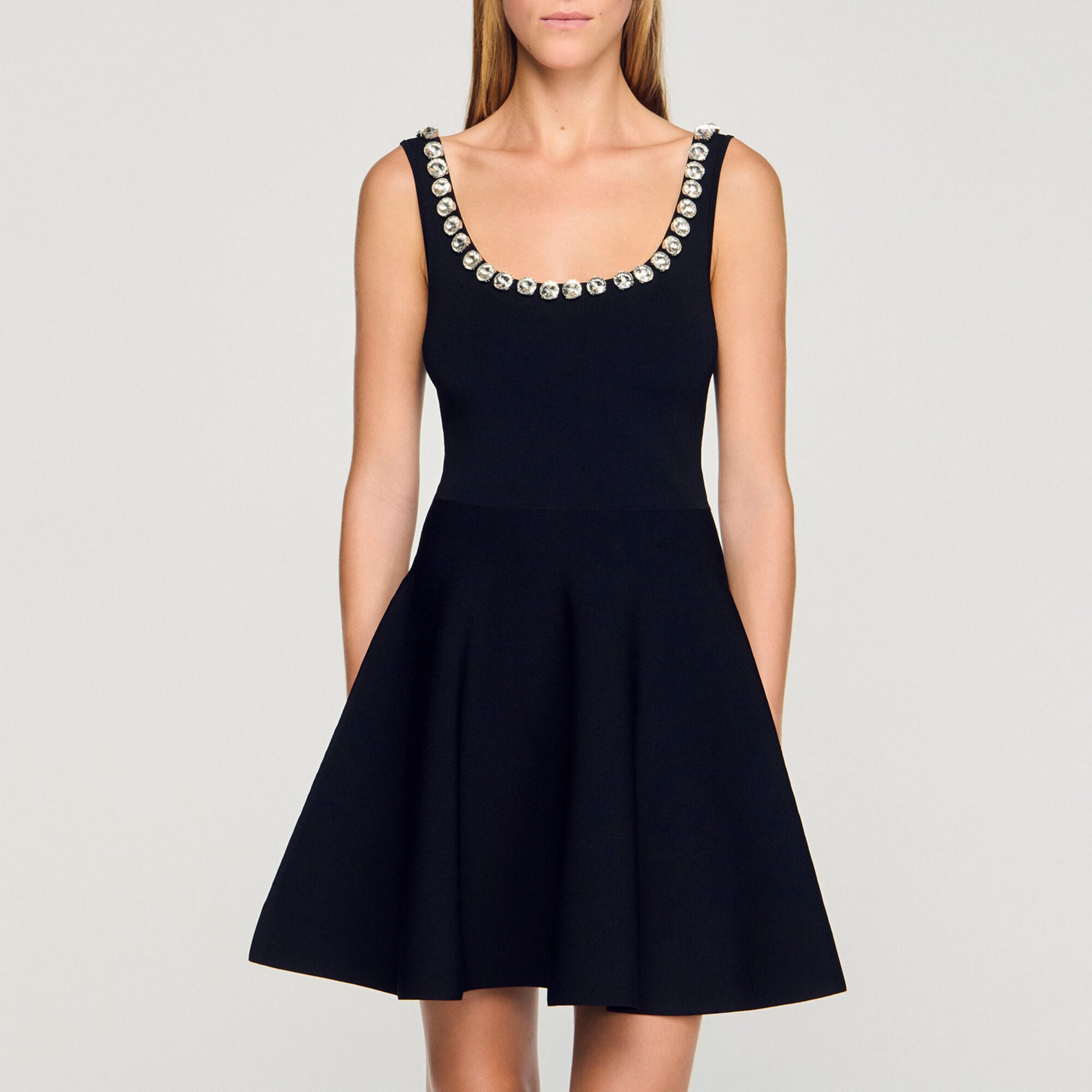 Robe courte &agrave; encolure strass&eacute;e - Femme | Sandro Paris