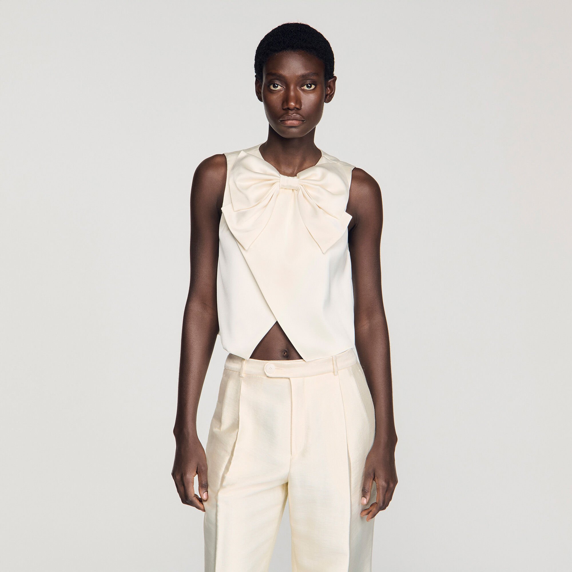 Top court satin&eacute; &agrave; n&oelig;ud