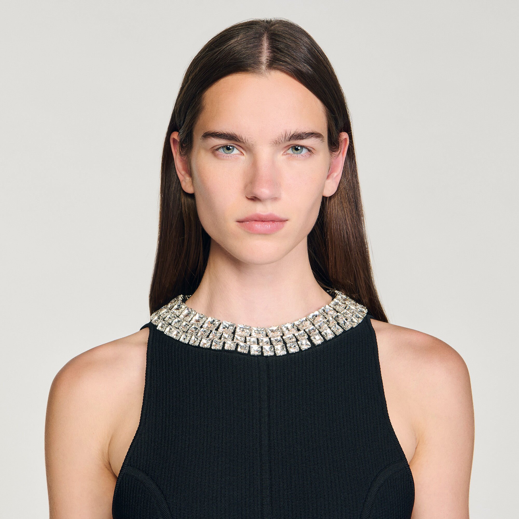 Robe courte à col perlé
