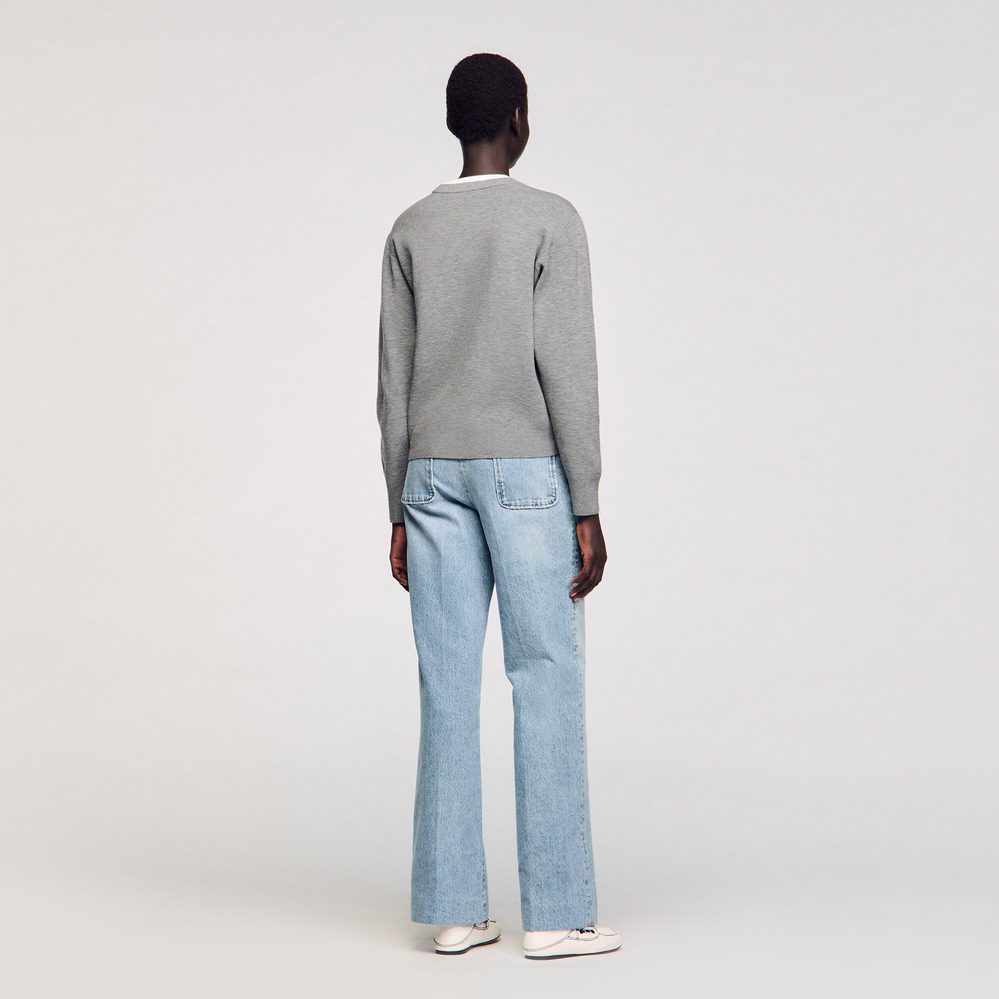Pull en maille avec encolure brodée