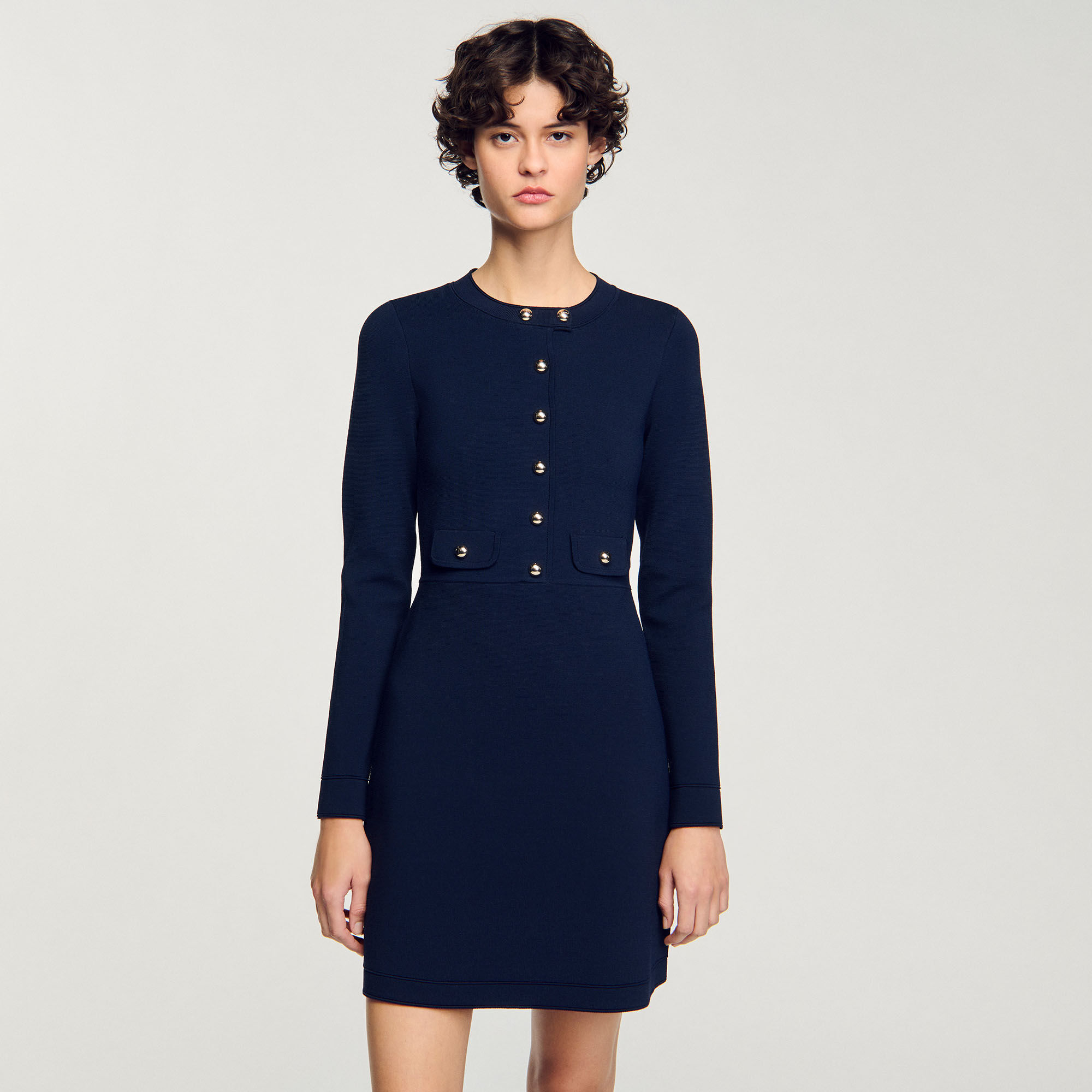 Robe courte en maille boutonnée