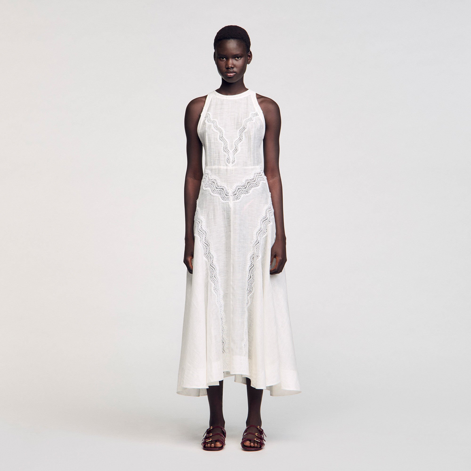Robe longue à galons de dentelle
