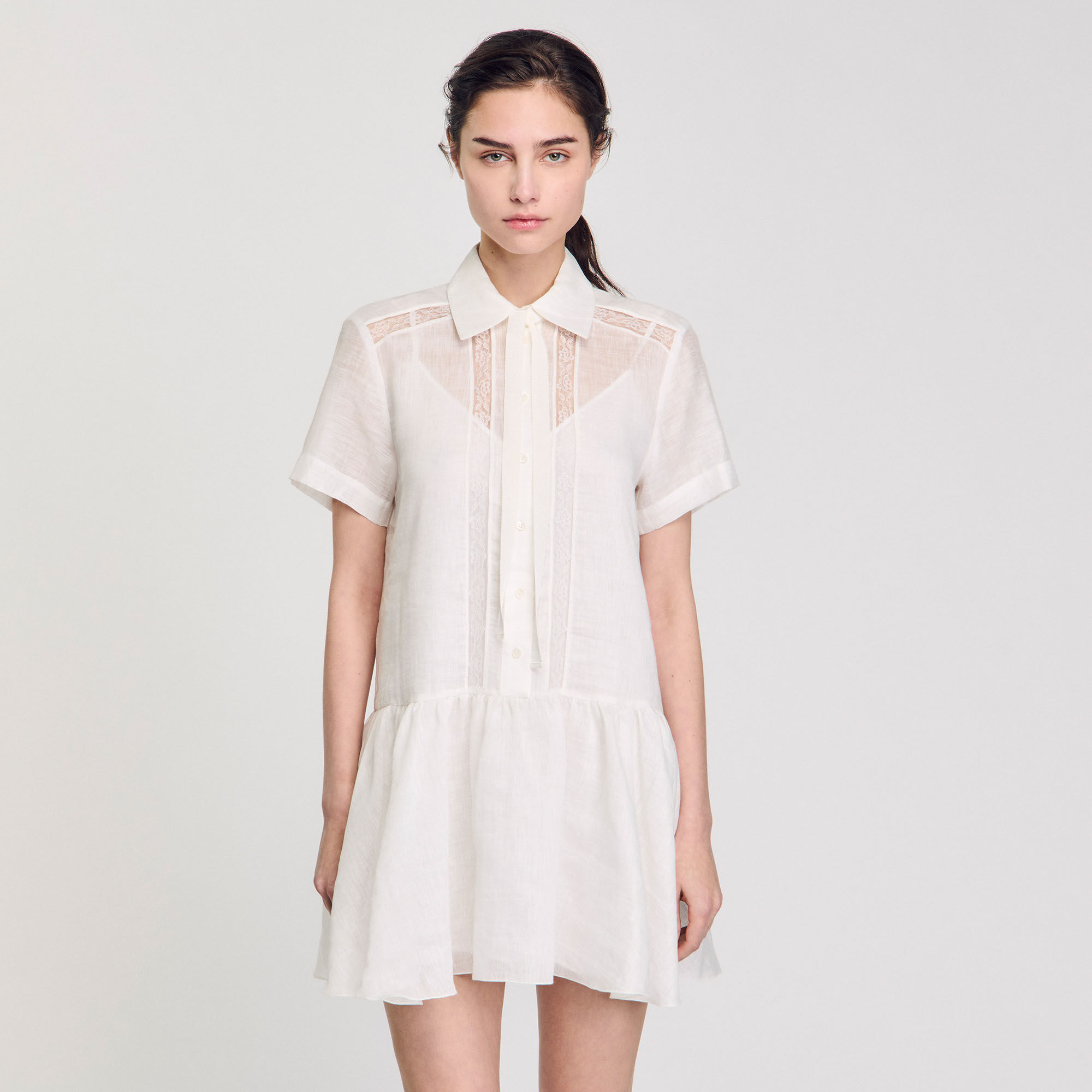 Robe courte à détails dentelle 