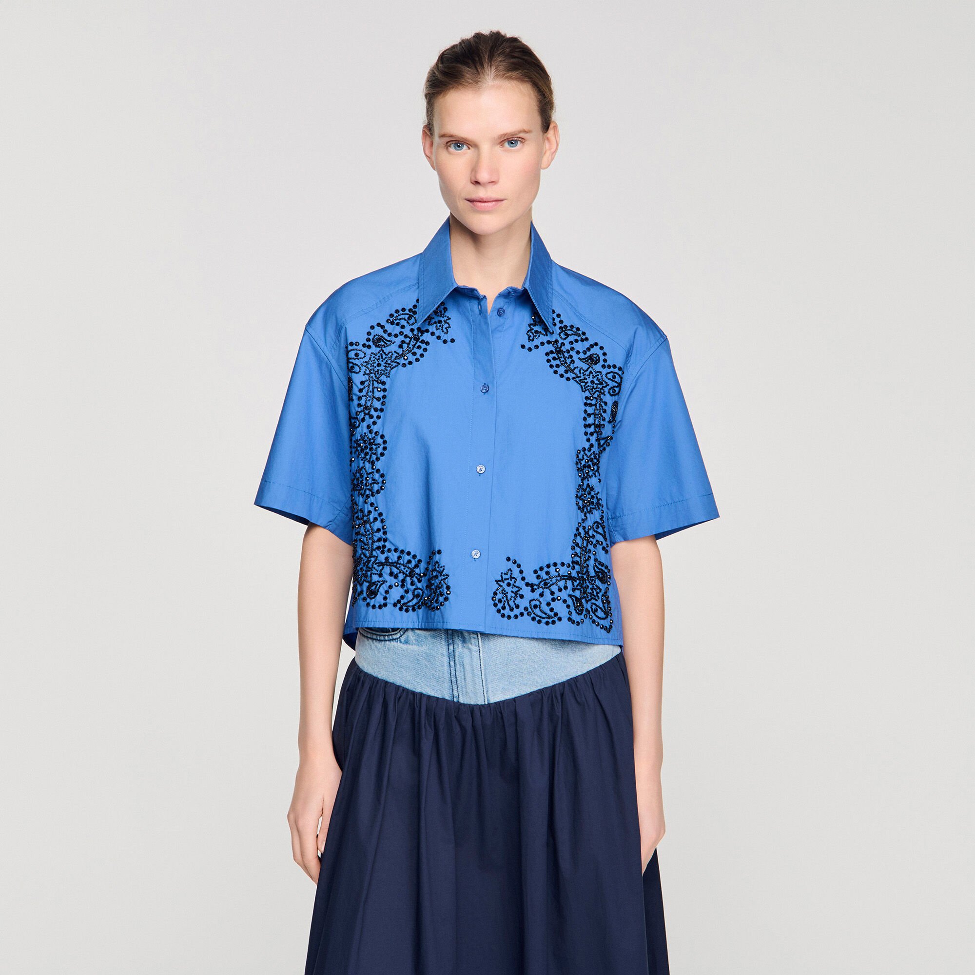 Chemise brod&eacute;e et perl&eacute;e 