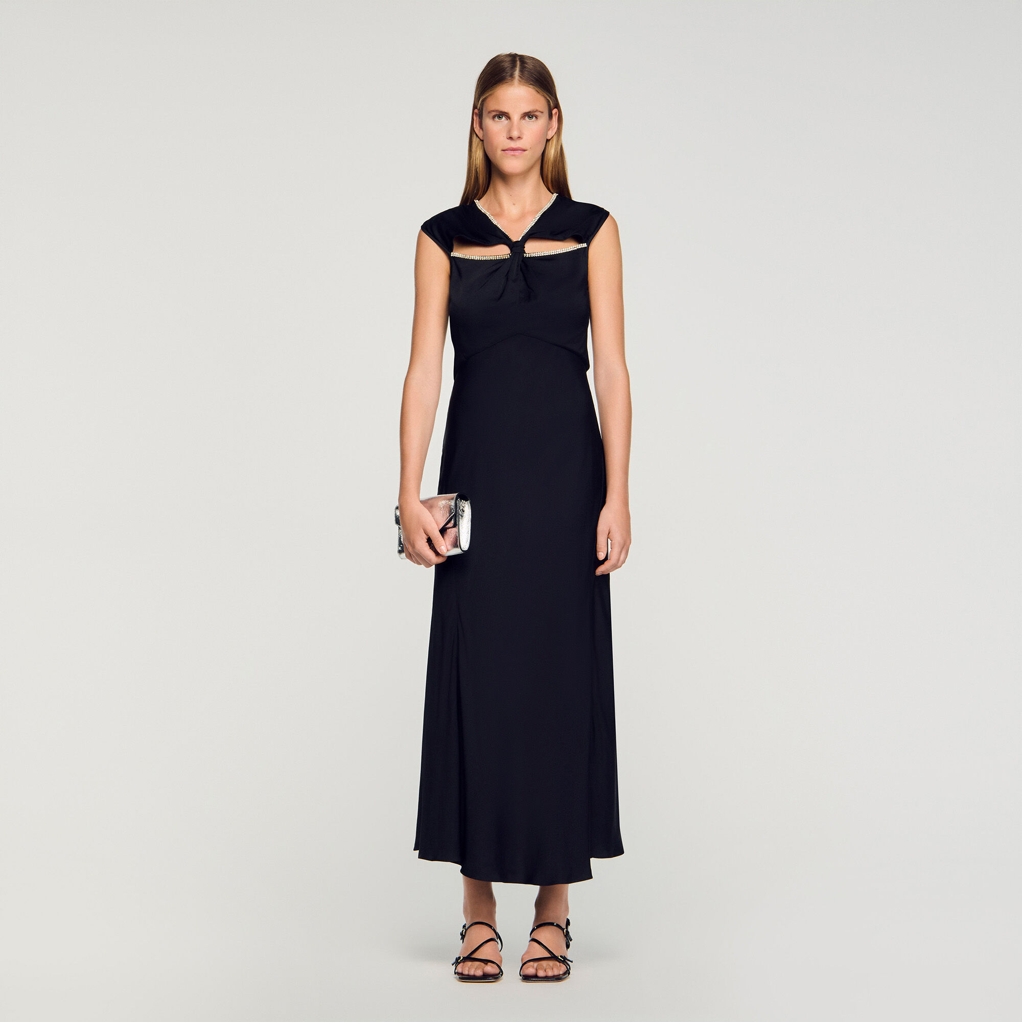 Robe longue satinée strassée