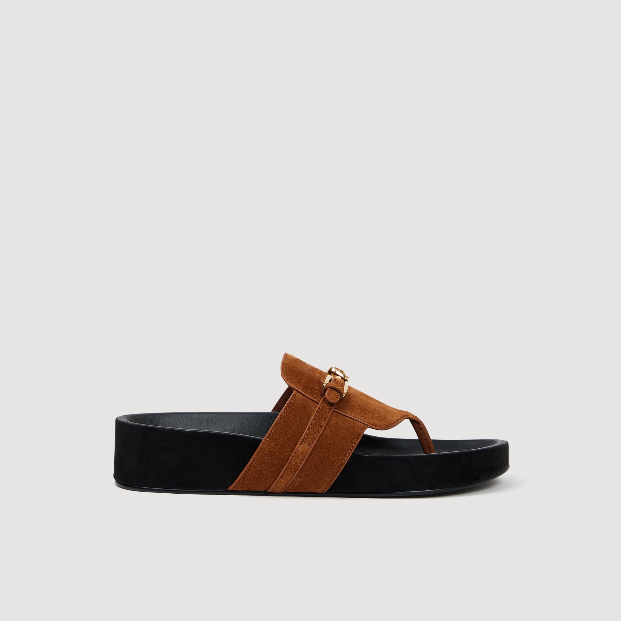 Sandales en cuir su&egrave;de &agrave; boucles
