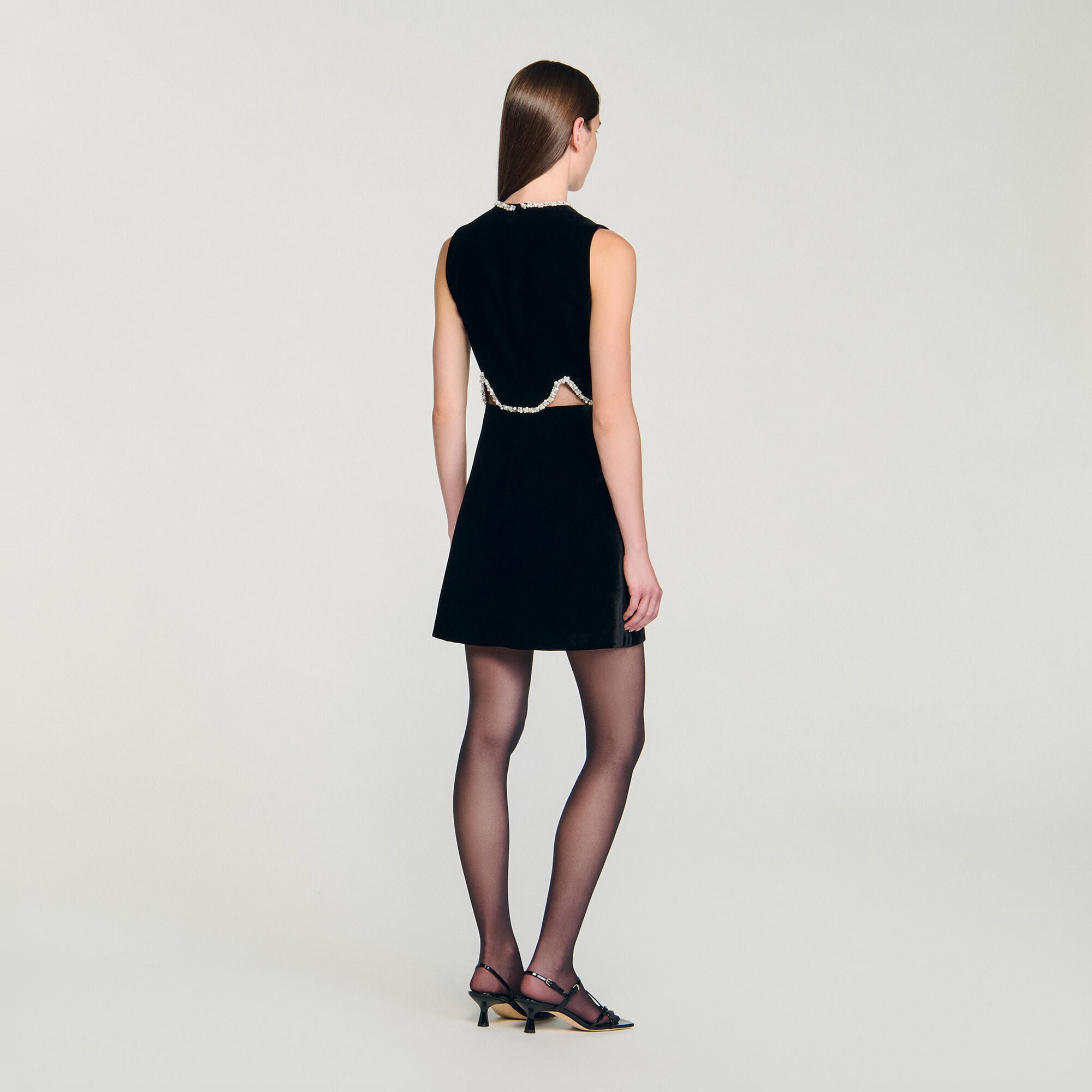 Robe courte en velours &agrave; d&eacute;coupes - Femme | Sandro Paris